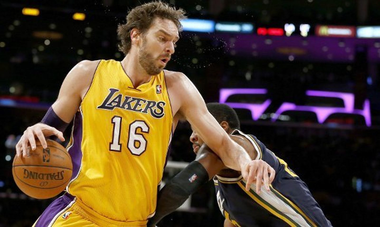 Pau Gasol se desentiende de los rumores de traspaso y deslumbra a su afición