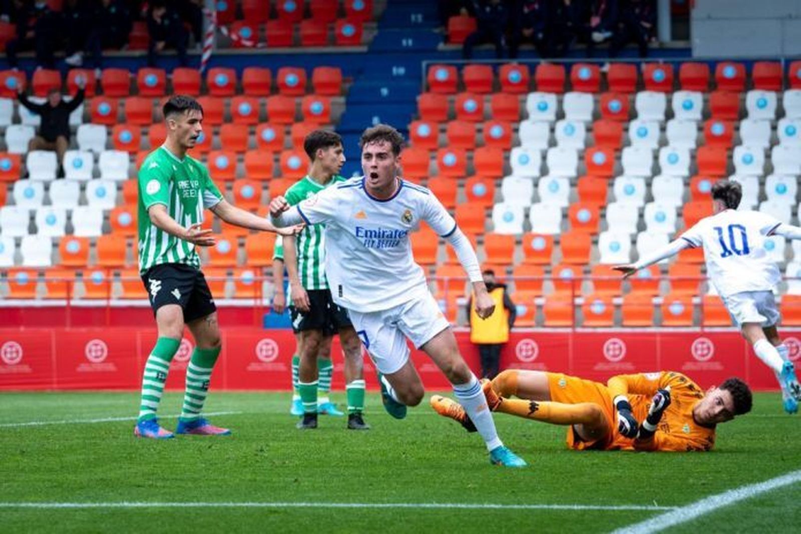 Loren Sánchez celebra un gol al Betis durante su etapa en la cantera del Real Madrid.