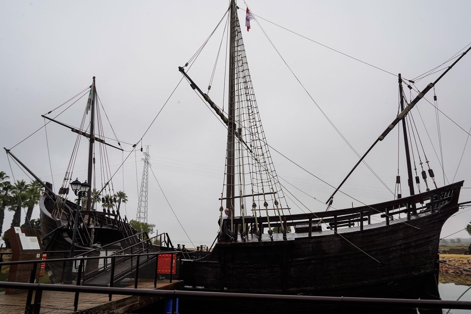Imágenes de la visita guiada para dar a conocer las reformas realizadas en el Muelle de las Carabelas y su entorno