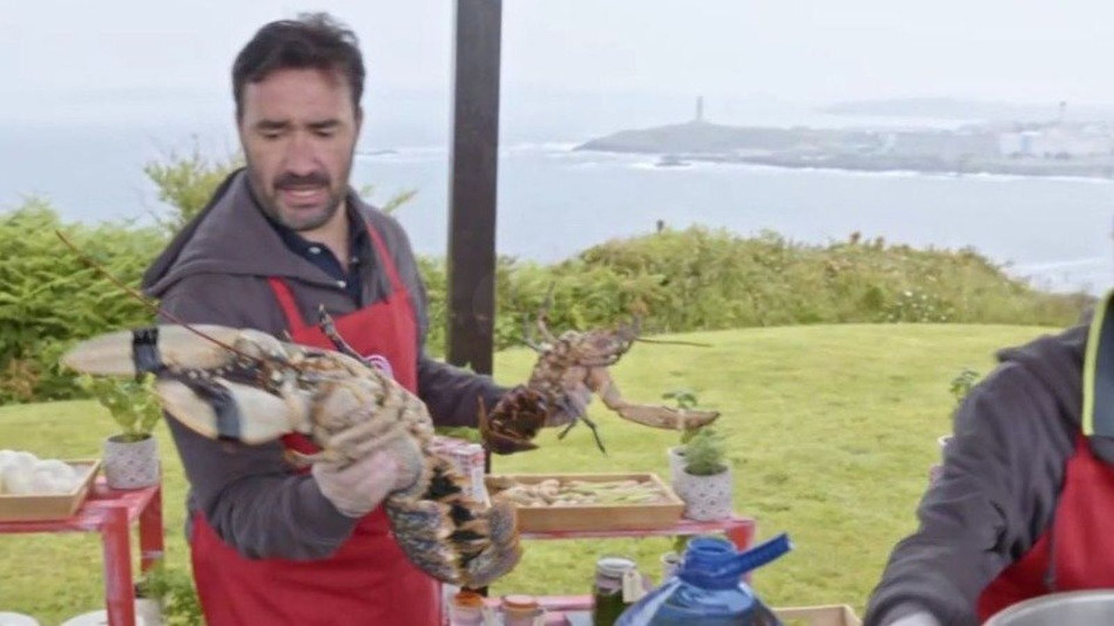 Juanma Castaño con el marisco en 'Masterchef celebrity'