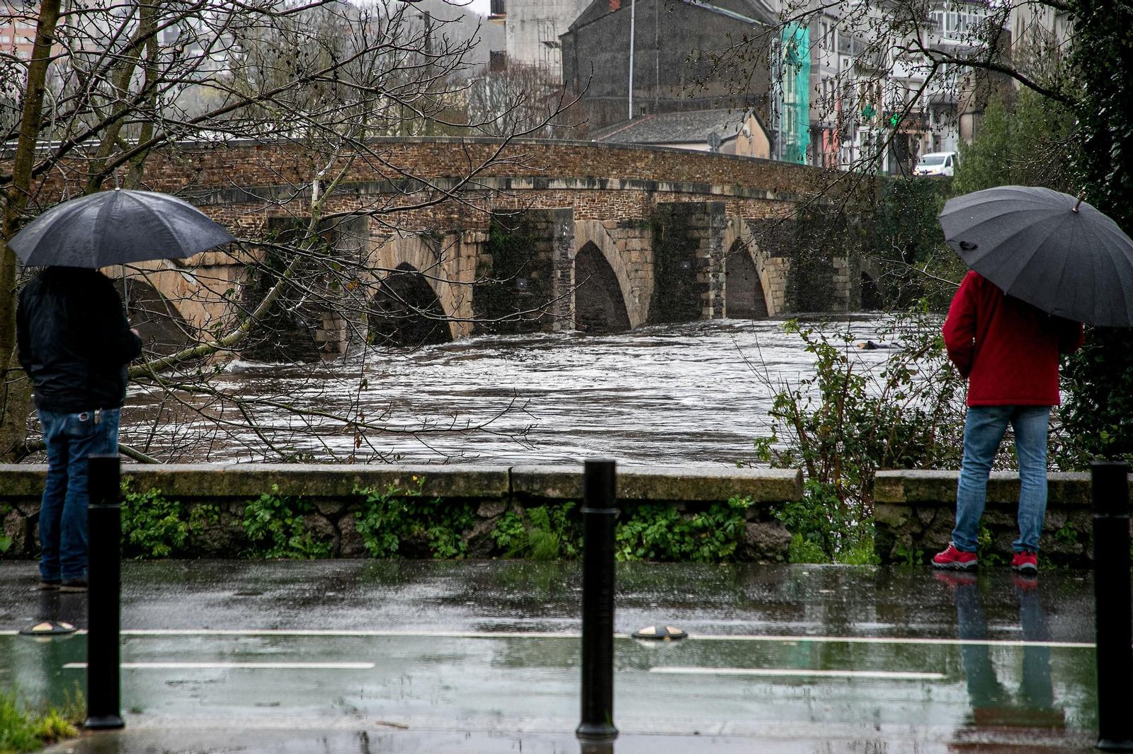 Crecida del río Miño cerca del puente romano de Lugo.