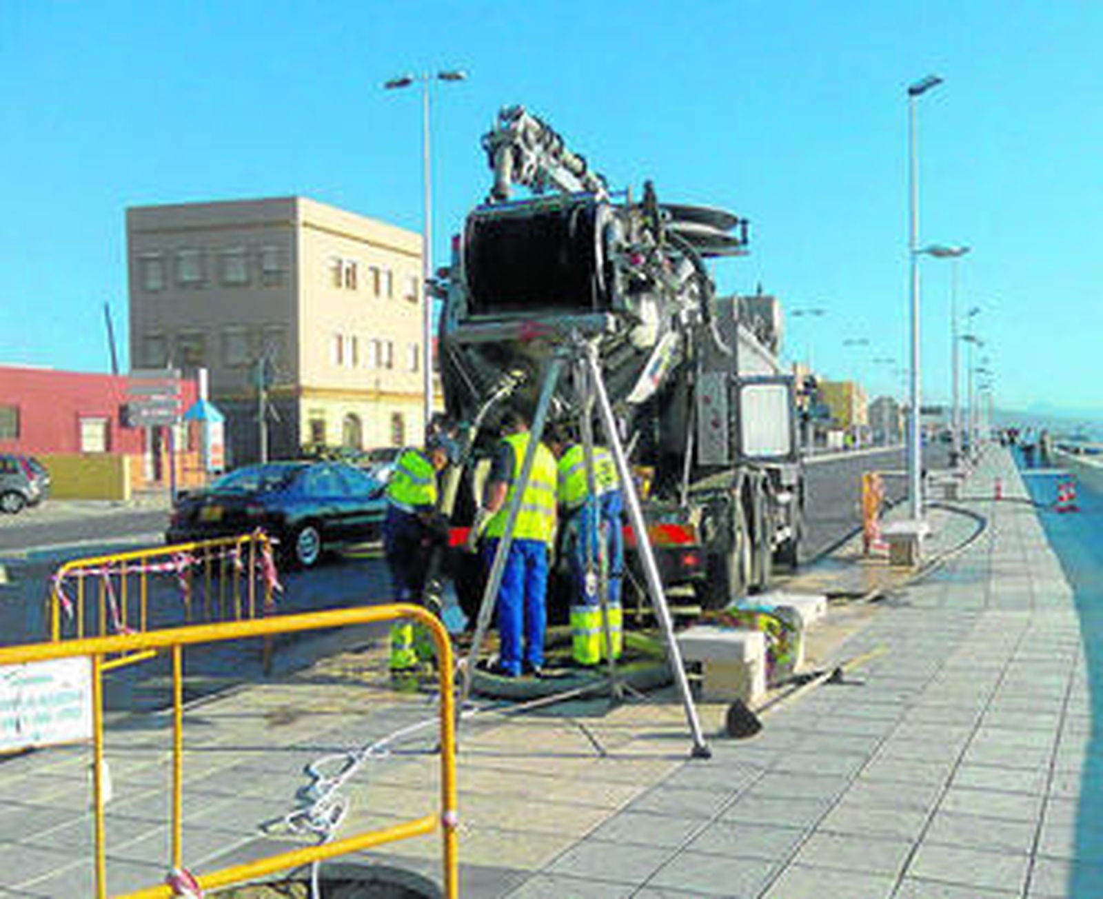 Empleados del servicio de aguas de La Línea realizan una reparación, en imagen de archivo.