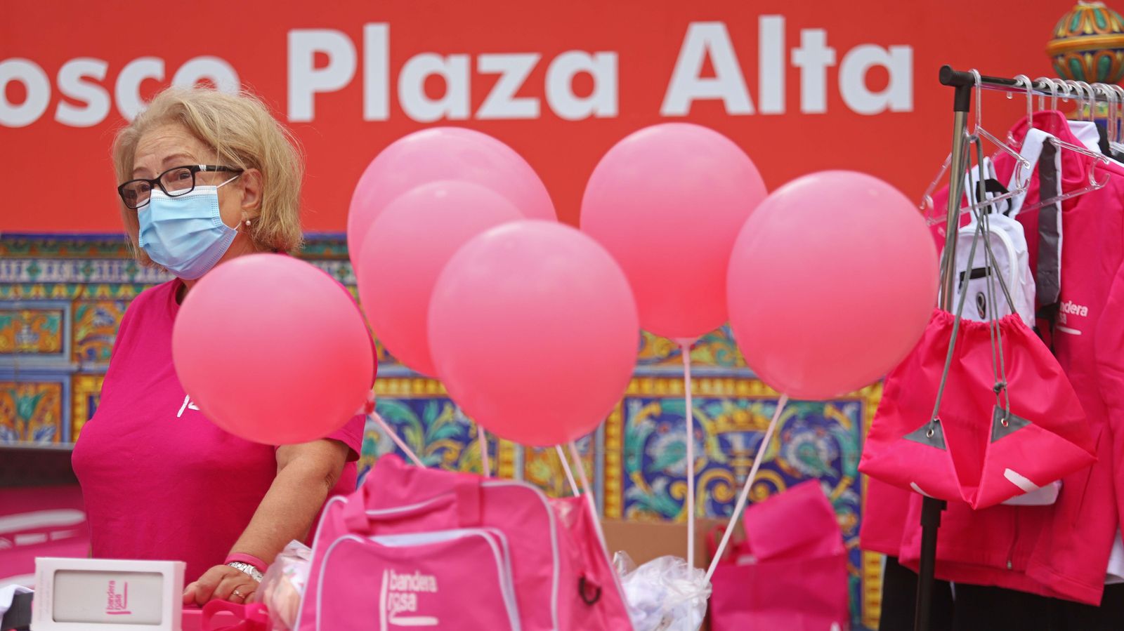 Fotos de la celebración del Día Mundial Contra el Cáncer de Mama en Algeciras