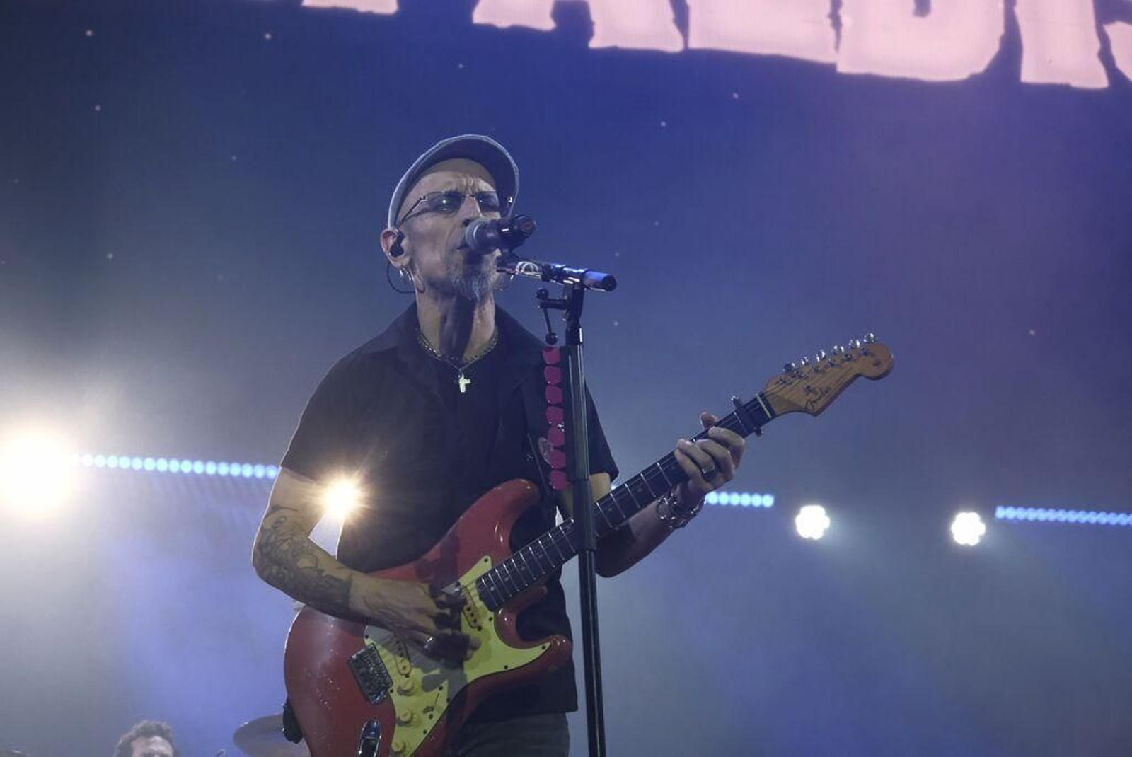 Fito Cabrales al inicio del concierto.