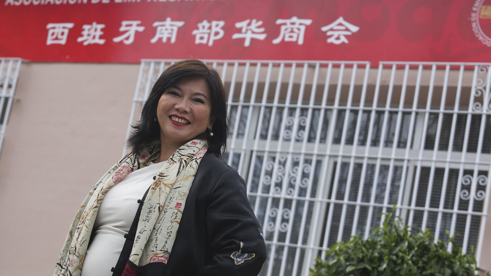 Leticia Chen, ante la sede la asociación de empresarios chinos en Málaga