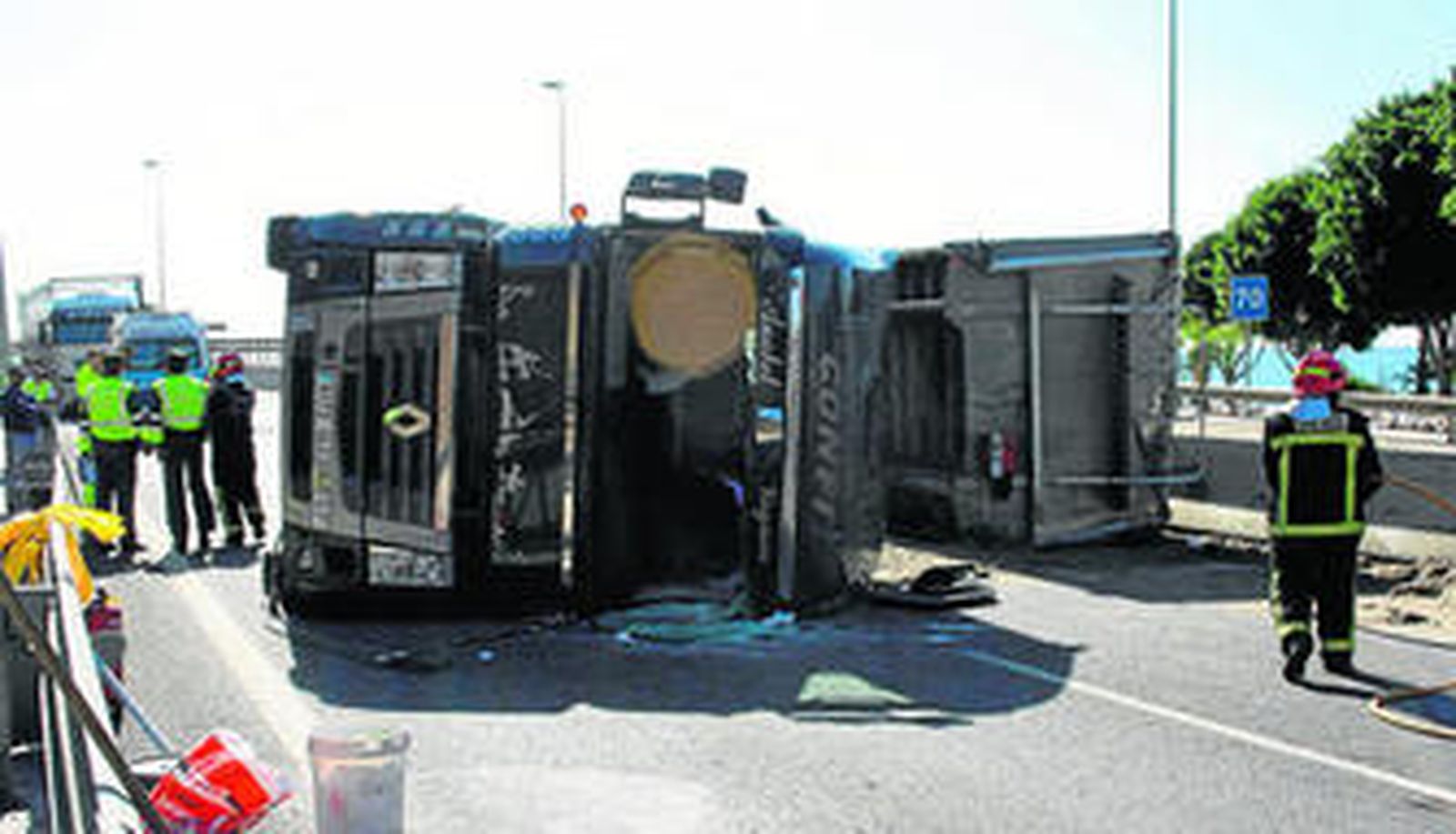 El camión volcado en la A-7, a la altura de Mijas, obligó a cortar la vía en sentido Cádiz.