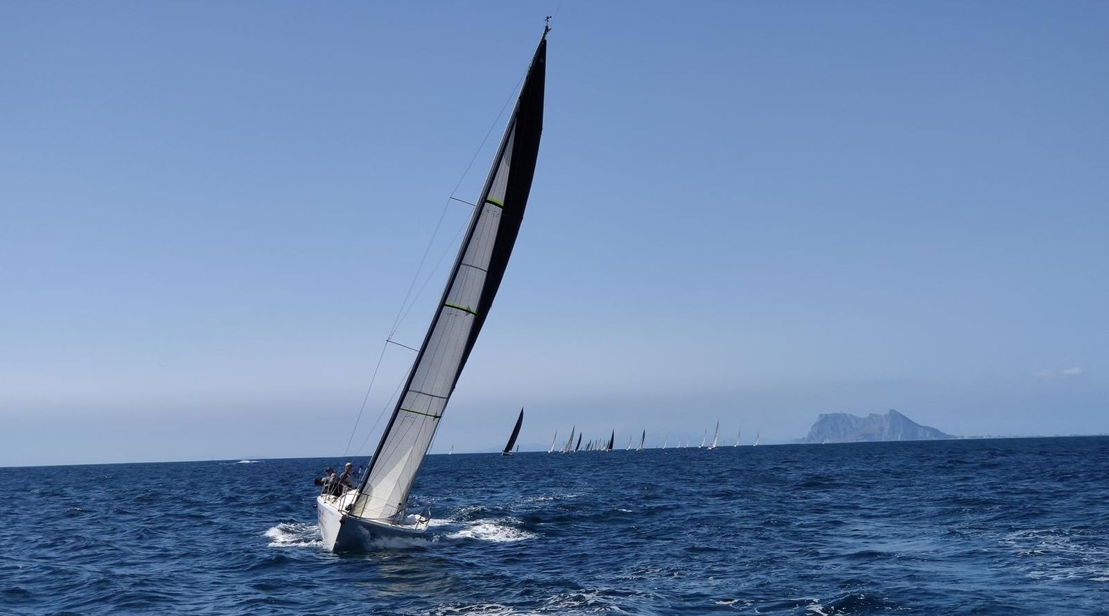 Imagen del 'Ceuta Emociona' liderando la competición en una estampa espectacular.