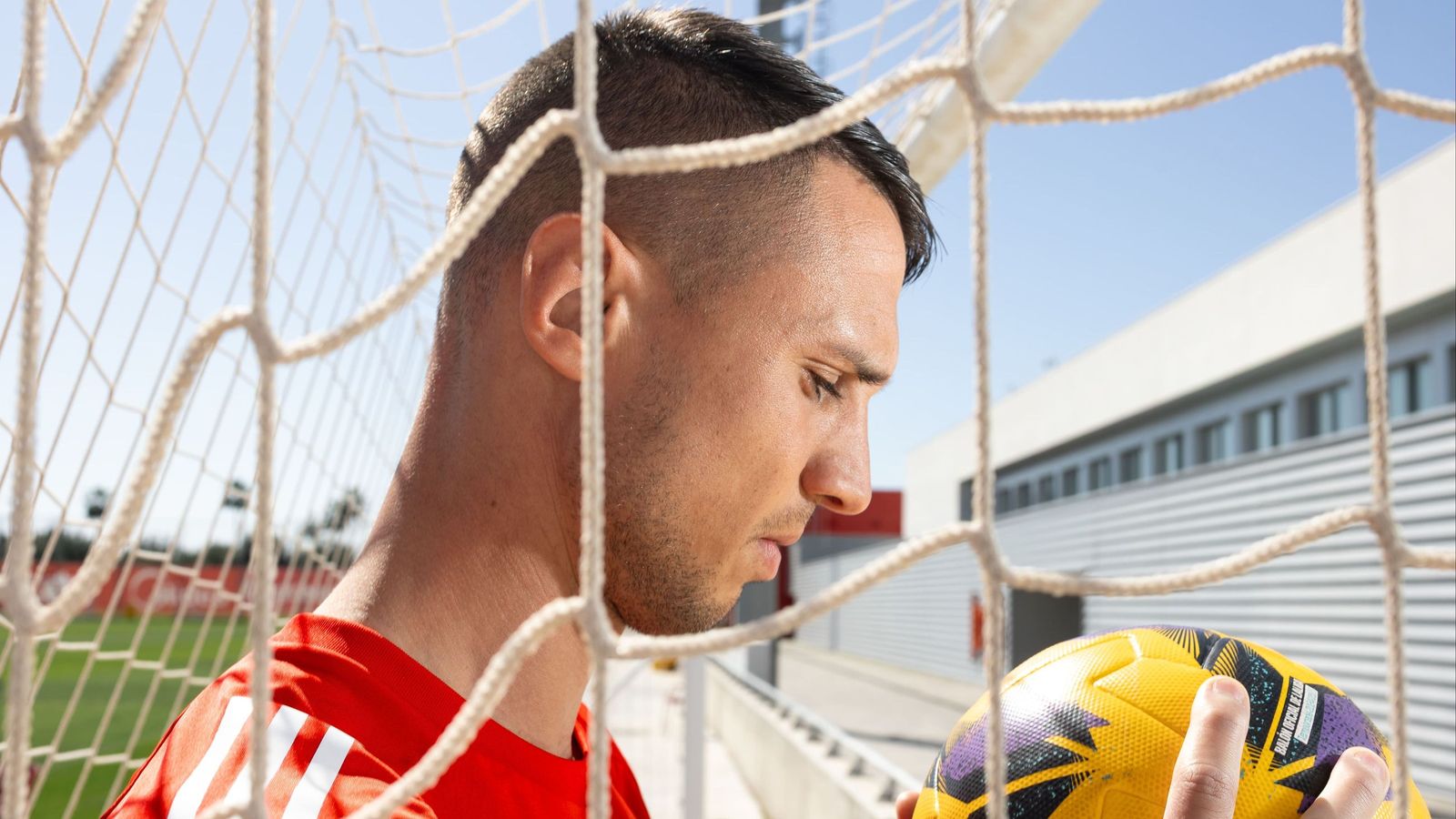 Vlachodimos sujeta al balón en la ciudad deportiva del Sevilla FC .