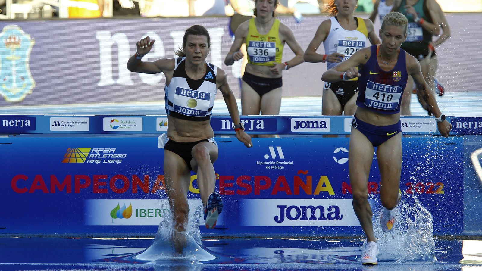 Carolina Robles, en el momento de saltar una de las veces la ría.