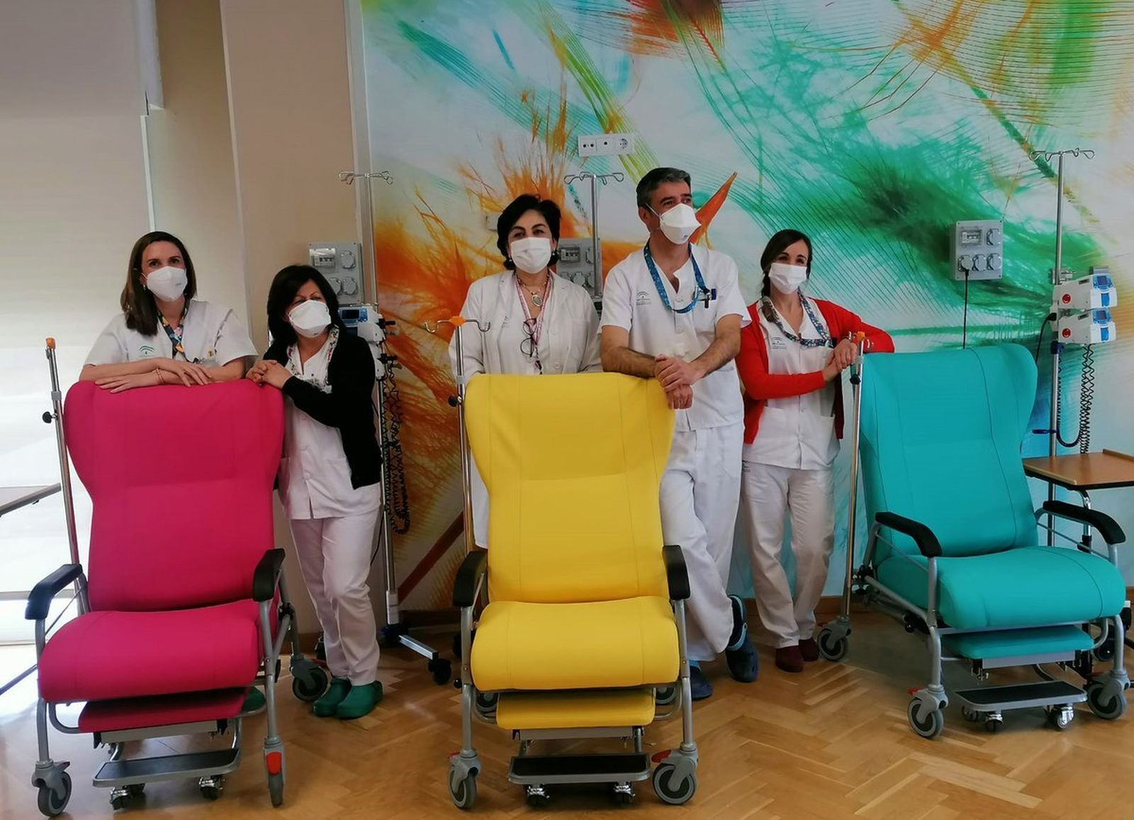 Personal sanitario junto a los nuevos sillones en el Hospital de Día Oncológico.