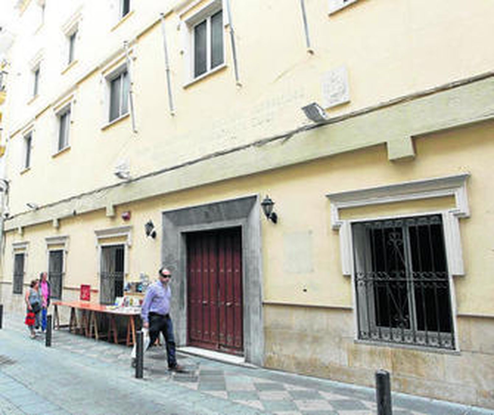 Fachada del antiguo Hospital Militar, en la calle Alfonso XI.