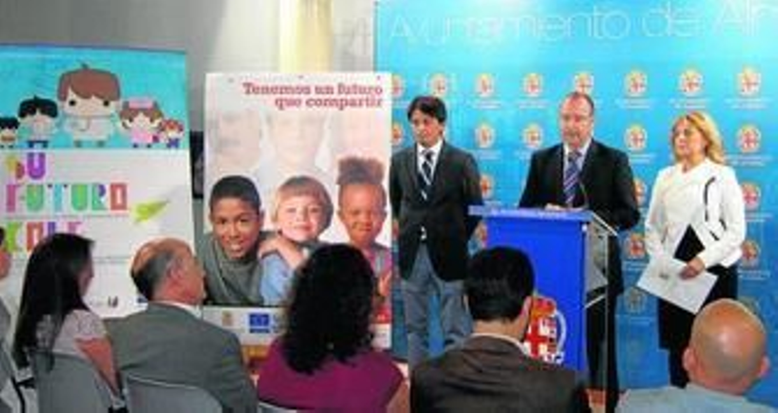 El consejero delegado de Almería Urban, Manolo Guzmán, el alcalde, Luis Rogelio Rodríguez-Comendador, y la concejal de Distrito, Pilar Ortega.