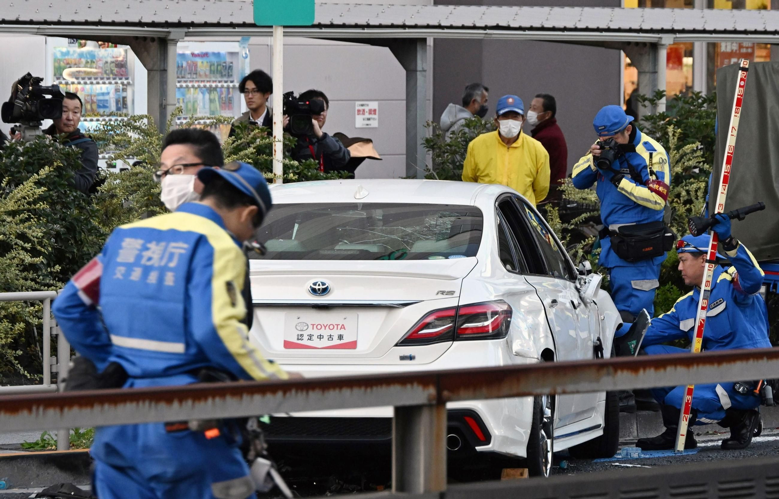 Policías inspeccionan el vehículo en el lugar del suceso en Tokio.