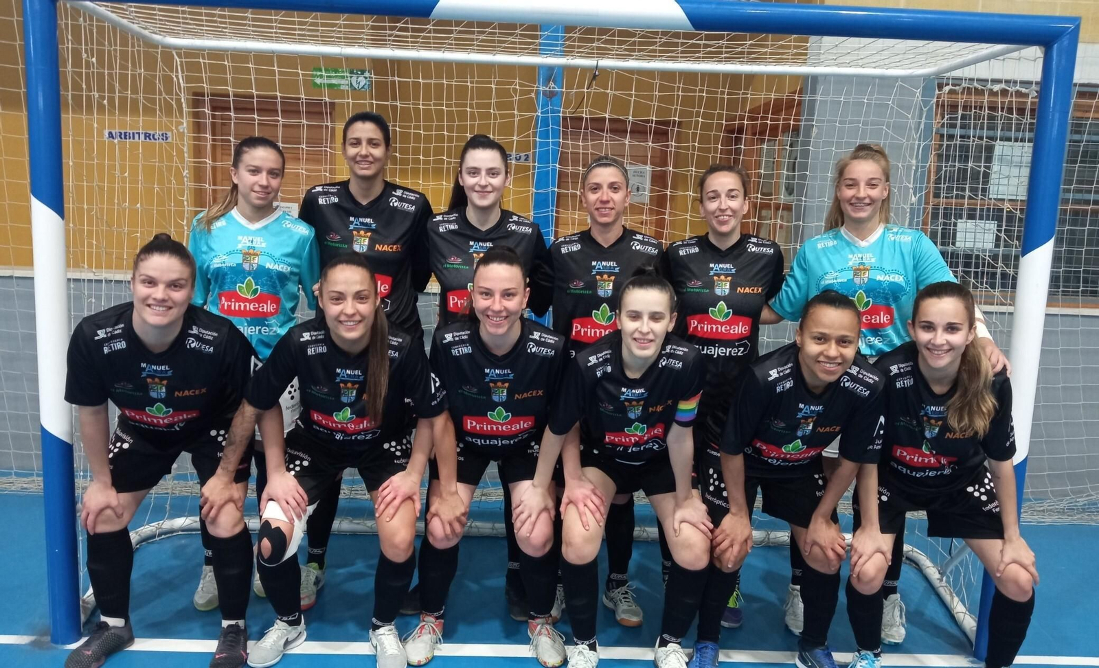 Las jugadoras del Guadalcacín FSF forman antes del encuentro contra el Córdoba.