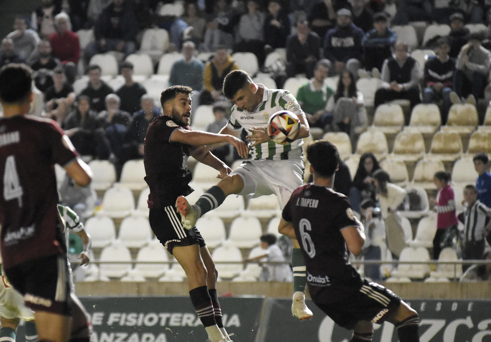 Imágenes del partido entre el Córdoba y el Recreativo de Huelva en El Arcángel