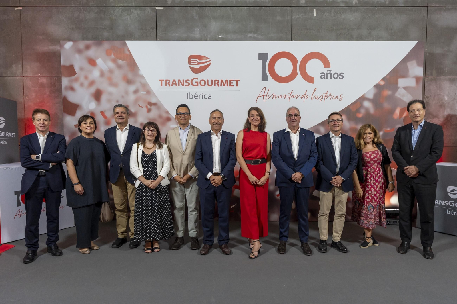 Foto de familia con representantes institucionales, profesionales del sector y miembros de la plantilla de Transgourmet Ibérica.