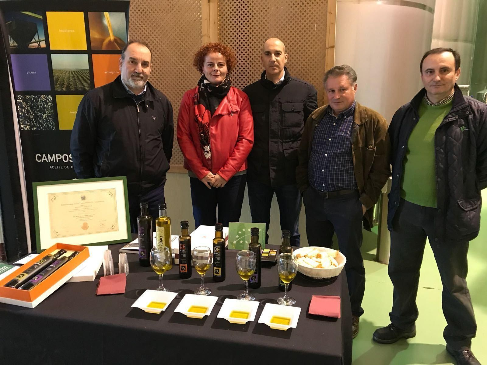 El delegado José Manuel Ortiz en la almazara Campos de Uleila.