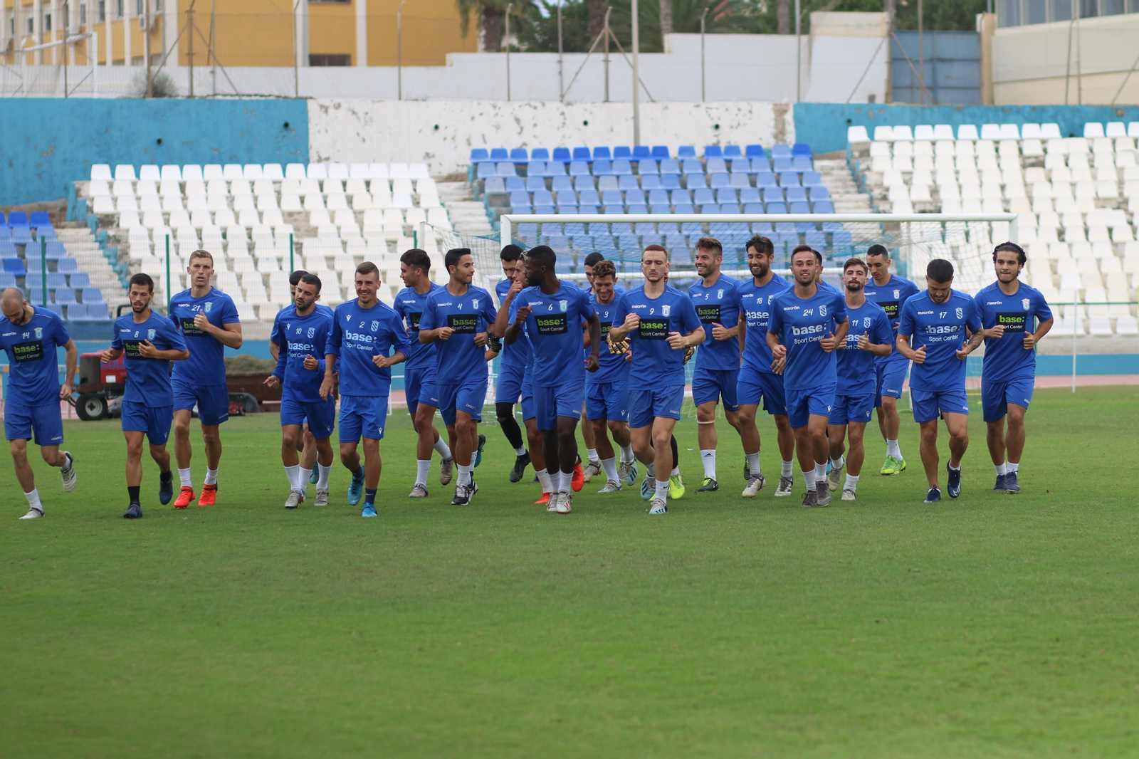 La plantilla del Melilla, en el Álvarez Claro.