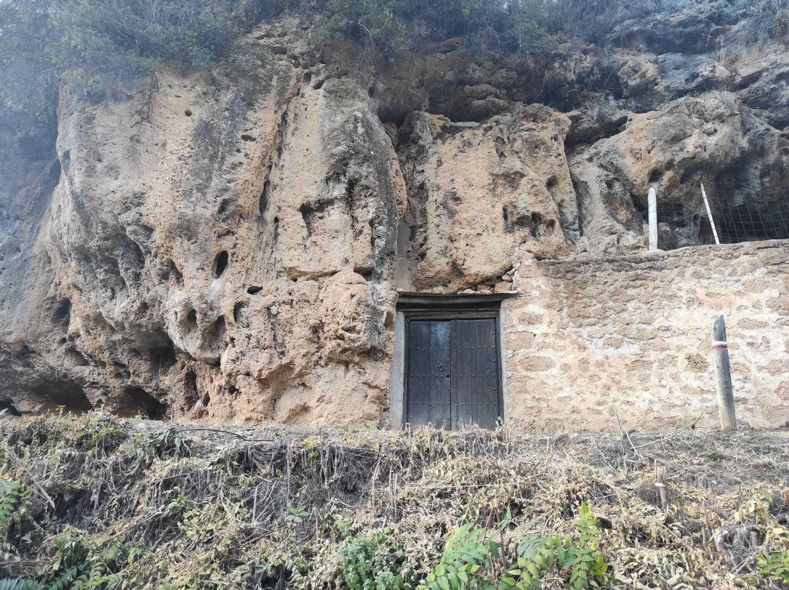 Cueva habilitada que verás en el camino de vuelta por la parte alta del sendero. Cueva habilitada que verás en el camino de vuelta por la parte alta del sendero.