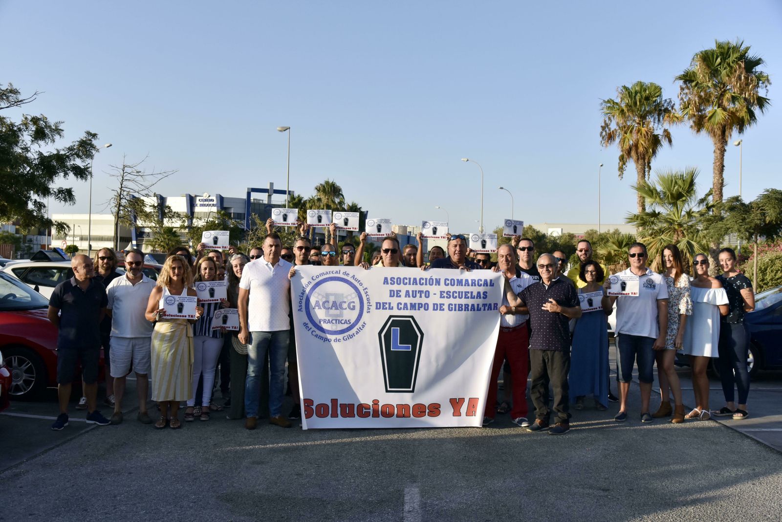 Los representantes de las autoescuelas de la comarca, antes de partir a Cádiz