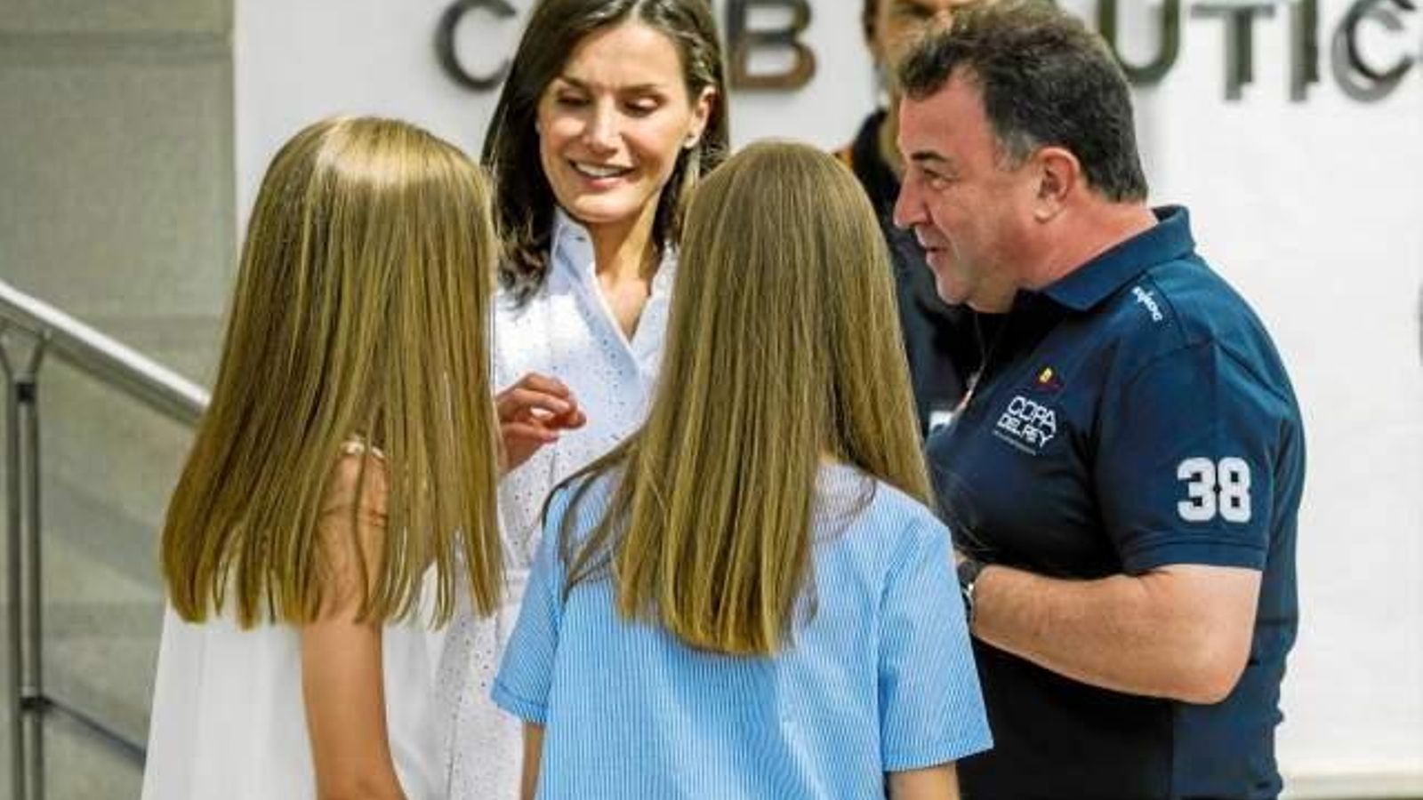 La Reina y sus hijas, con Berasategui, en Mallorca en 2019.