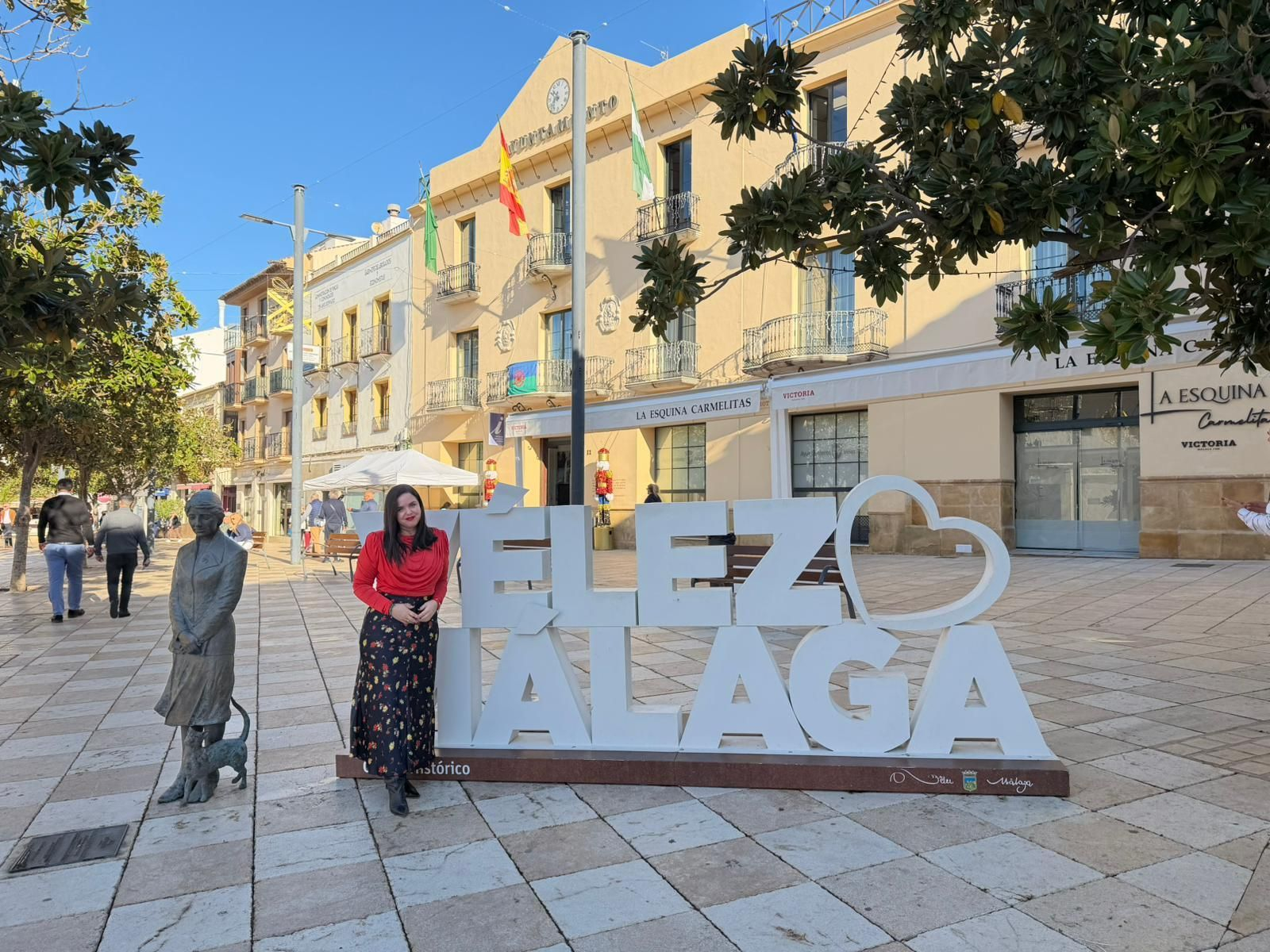Lorudes Piña, concejala de Tradiciones Populares, presentando cuando se encenderán las luces de Navidad.
