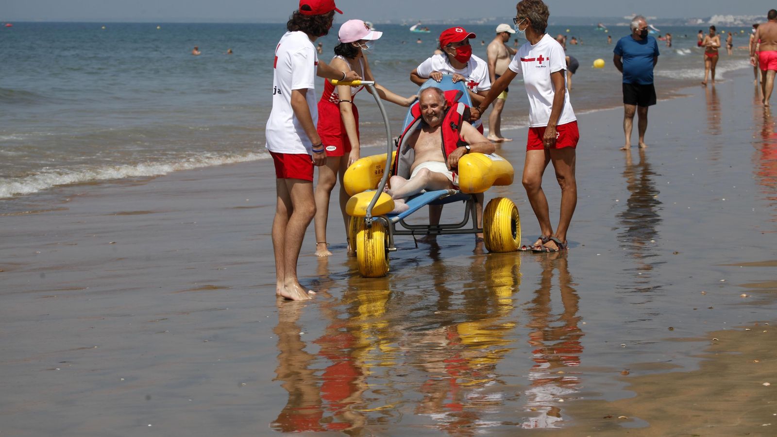 Un usuario recibe un paseo por la orilla de la playa
