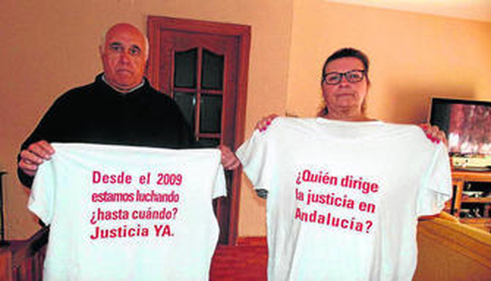 Cristóbal Hormigo y Ana Zapata, con camisetas en las que piden justicia.