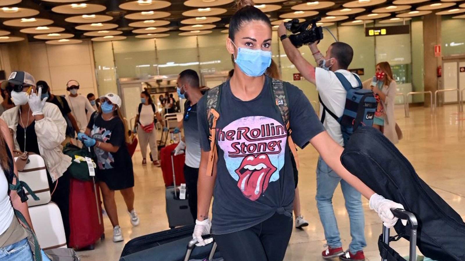 Lara Álvarez, con mascarilla, tras bajar del avión procedente de Honduras.