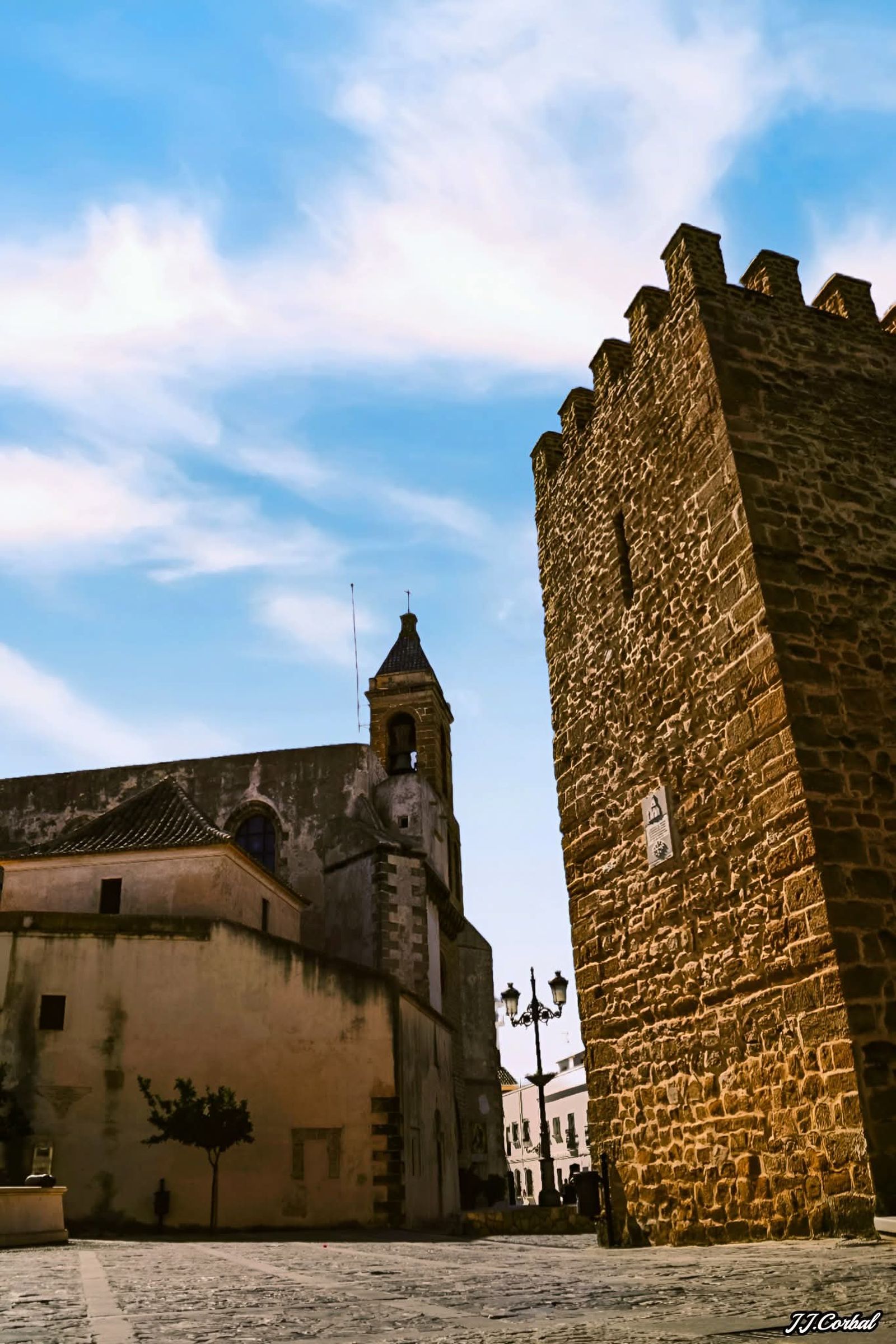 El castillo de Luna y la Iglesia de la O, los dos monumentos emblemáticos del patrimonio roteño. Juan José Corbeto