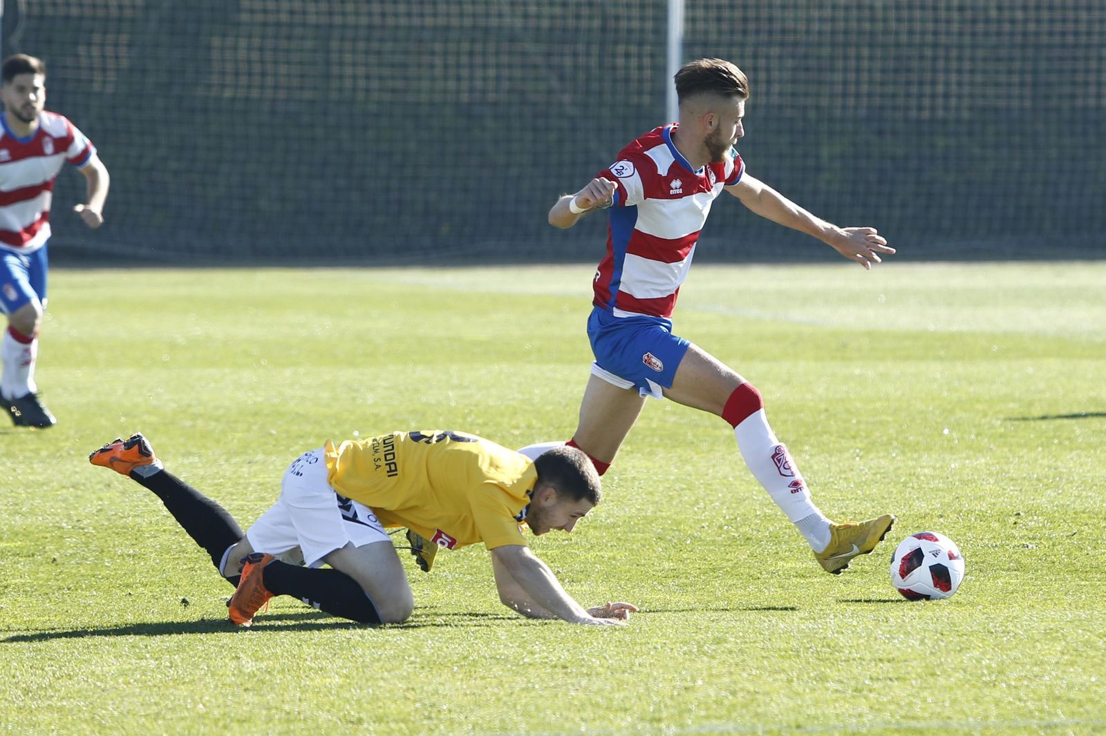 Nacho Buil elude a un rival en un choque del Recreativo Granada de esta temporada.