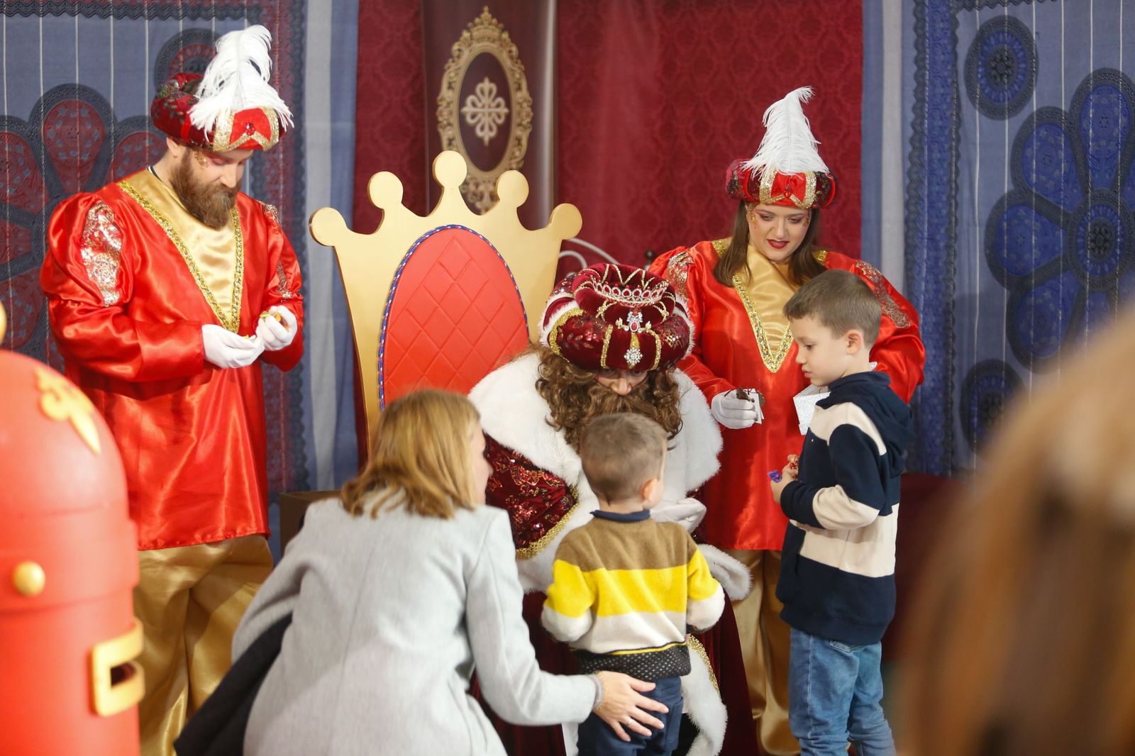 Búscate en las fotos del arrastre de latas 2026 en Los Barrios