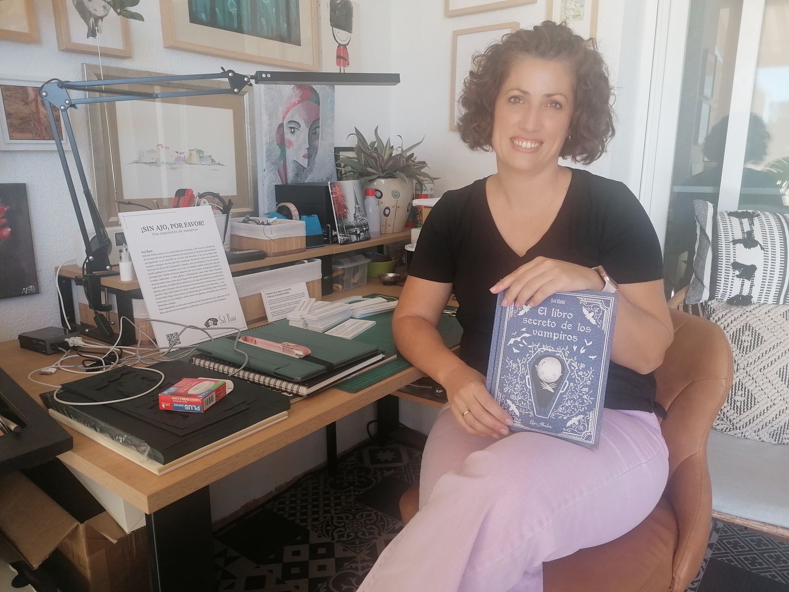 Sol Ruiz con su nuevo libro que ha escrito e ilustrado sobre los vampiros.