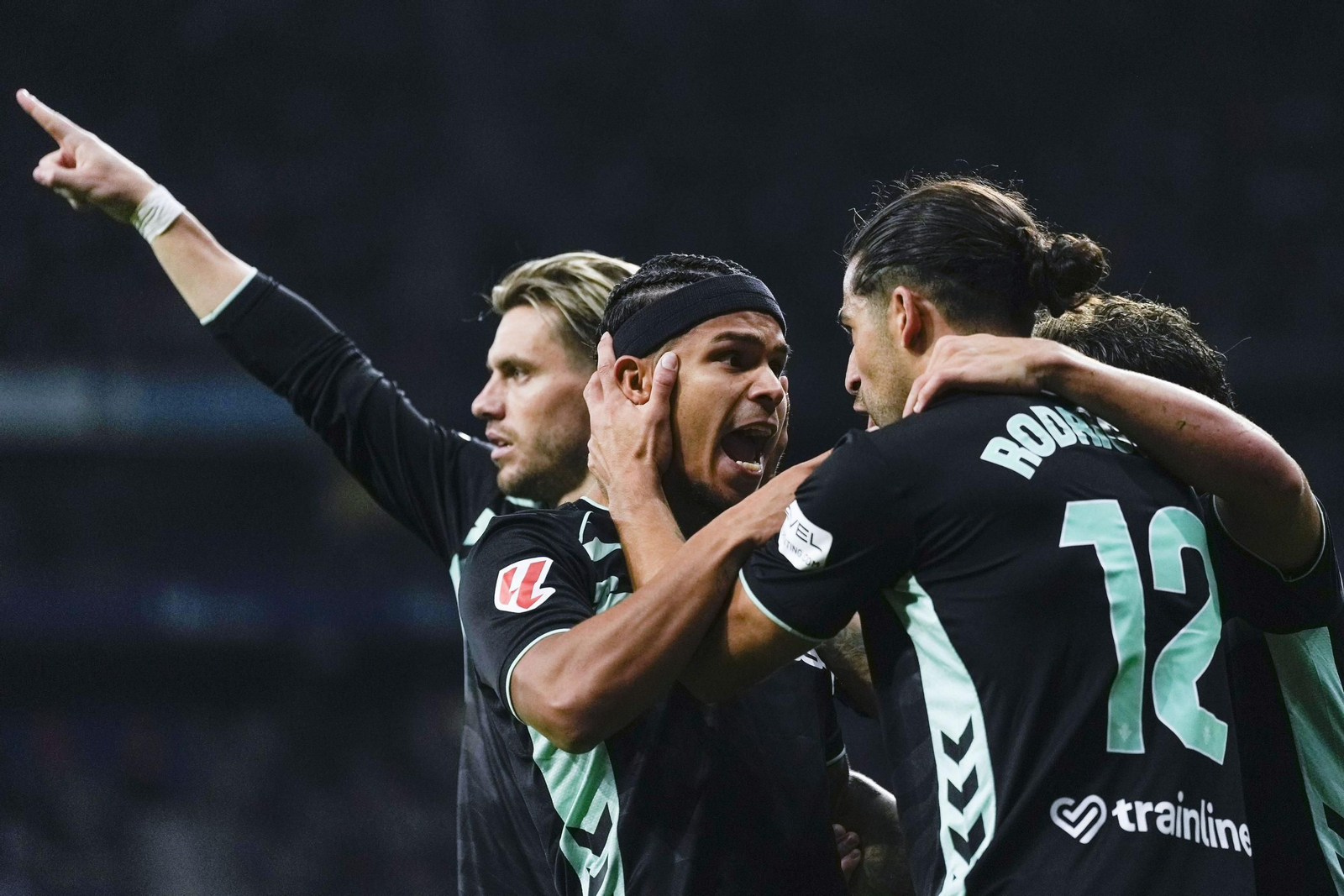 El Cucho celebra su gol con Ricardo Rodríguez, que le puso un gran centro.