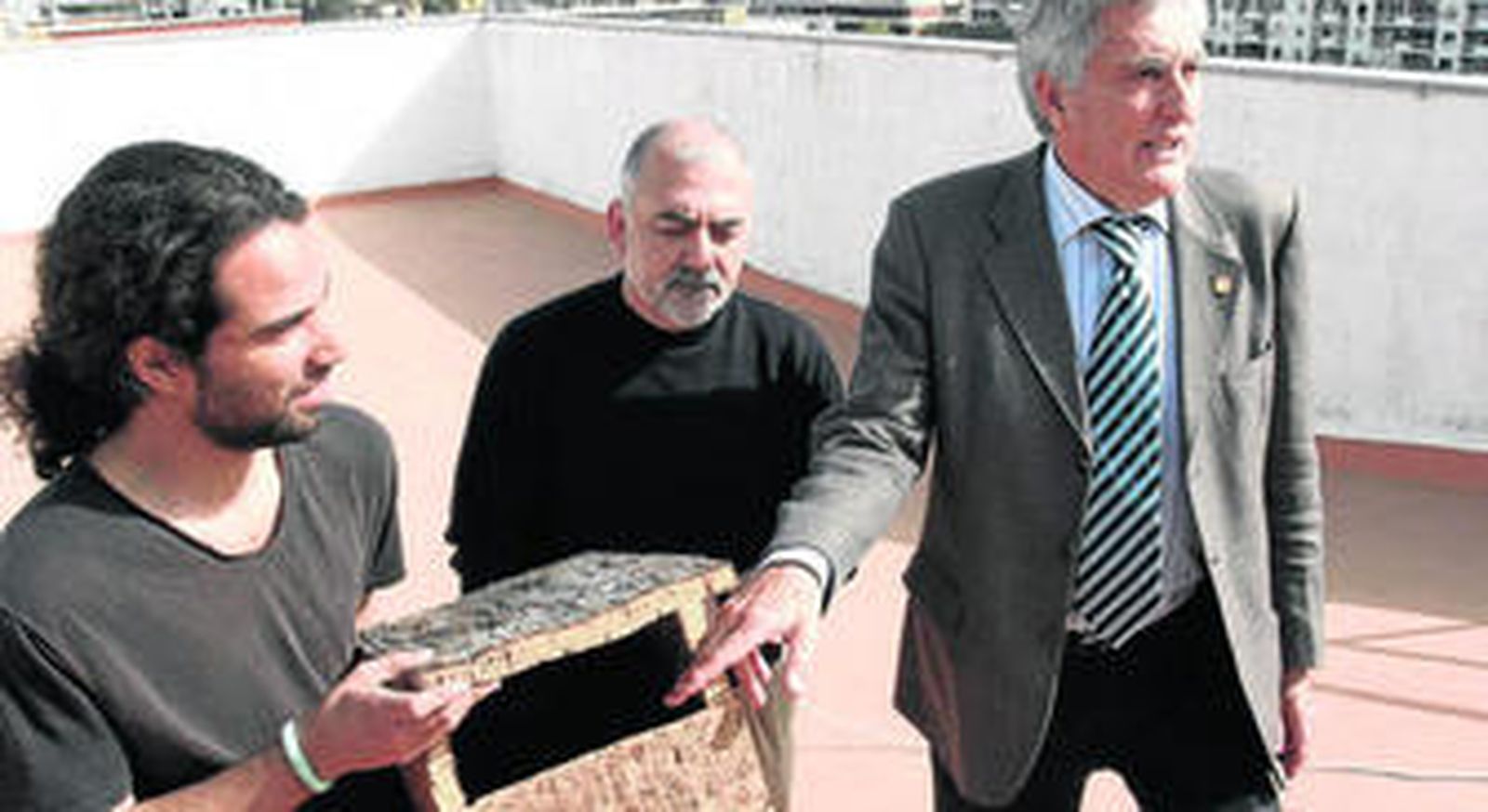 Enrique Figueroa muestra la caja que se ha diseñado para que aniden en ella los cernícalos.