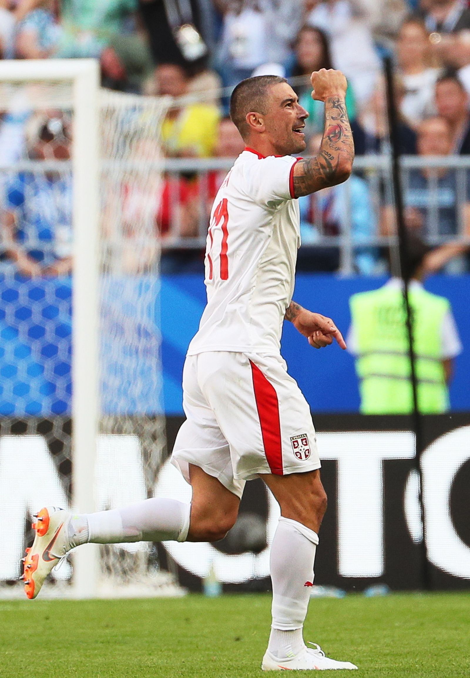 Aleksandar Kolarov celebra el gol que dio a Serbia su primera victoria.