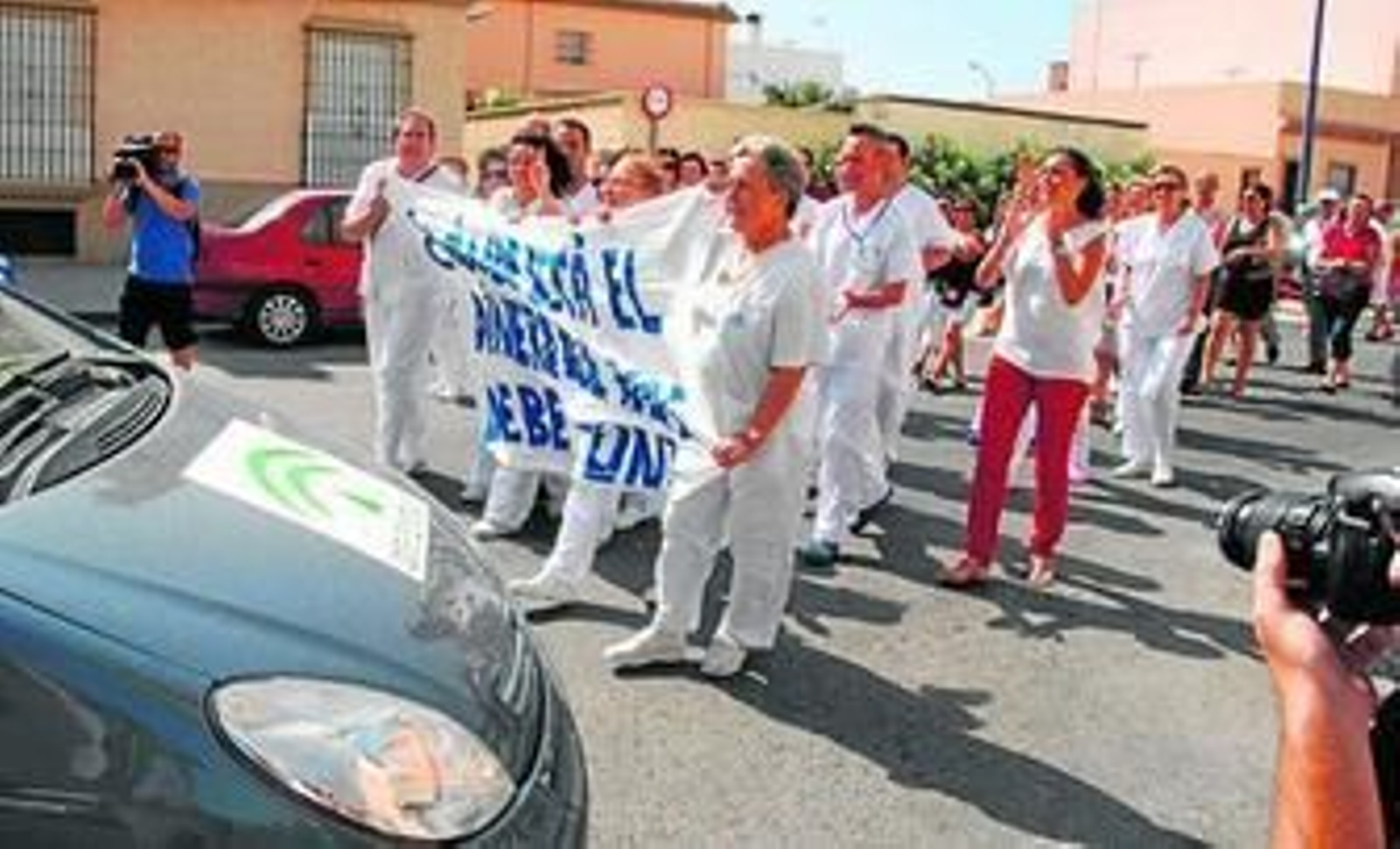 En un momento de la protesta, trabajadores de AFA Vitae se cruzaron con un vehículo de la Junta.