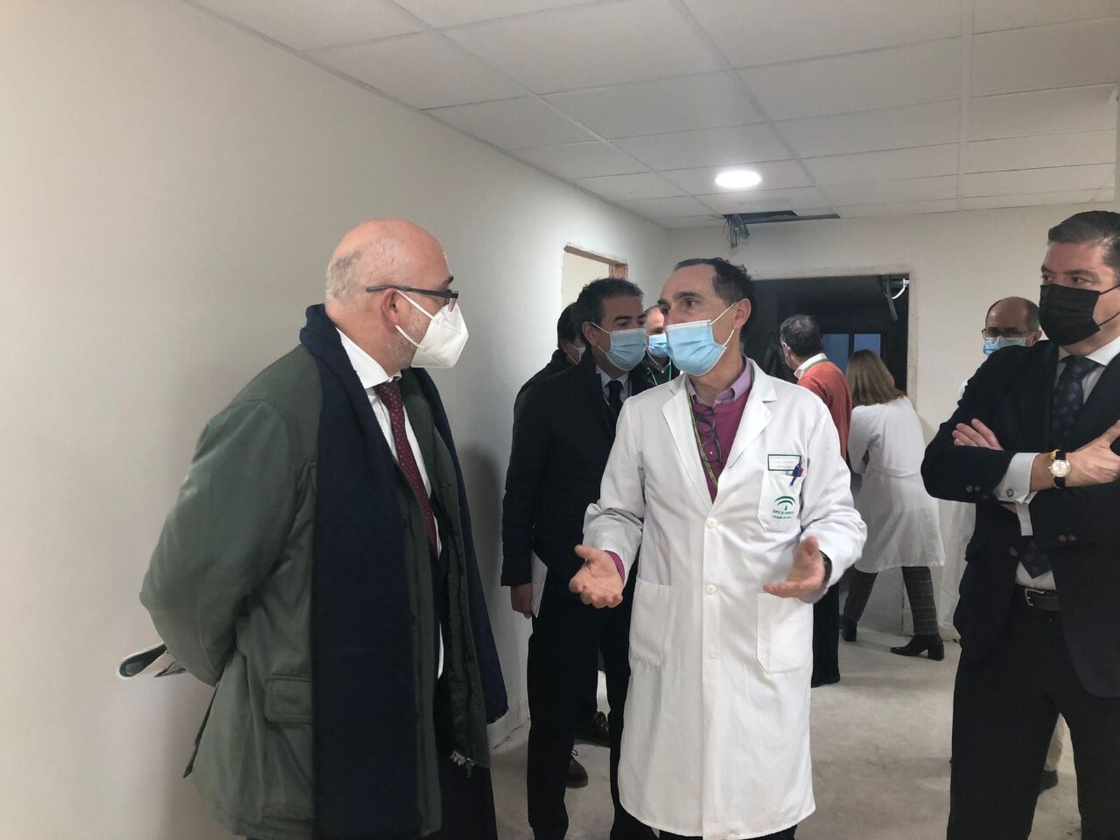Visita del secretario general de Investigación de la Consejería de Salud y Familias y de la delegada territorial.
