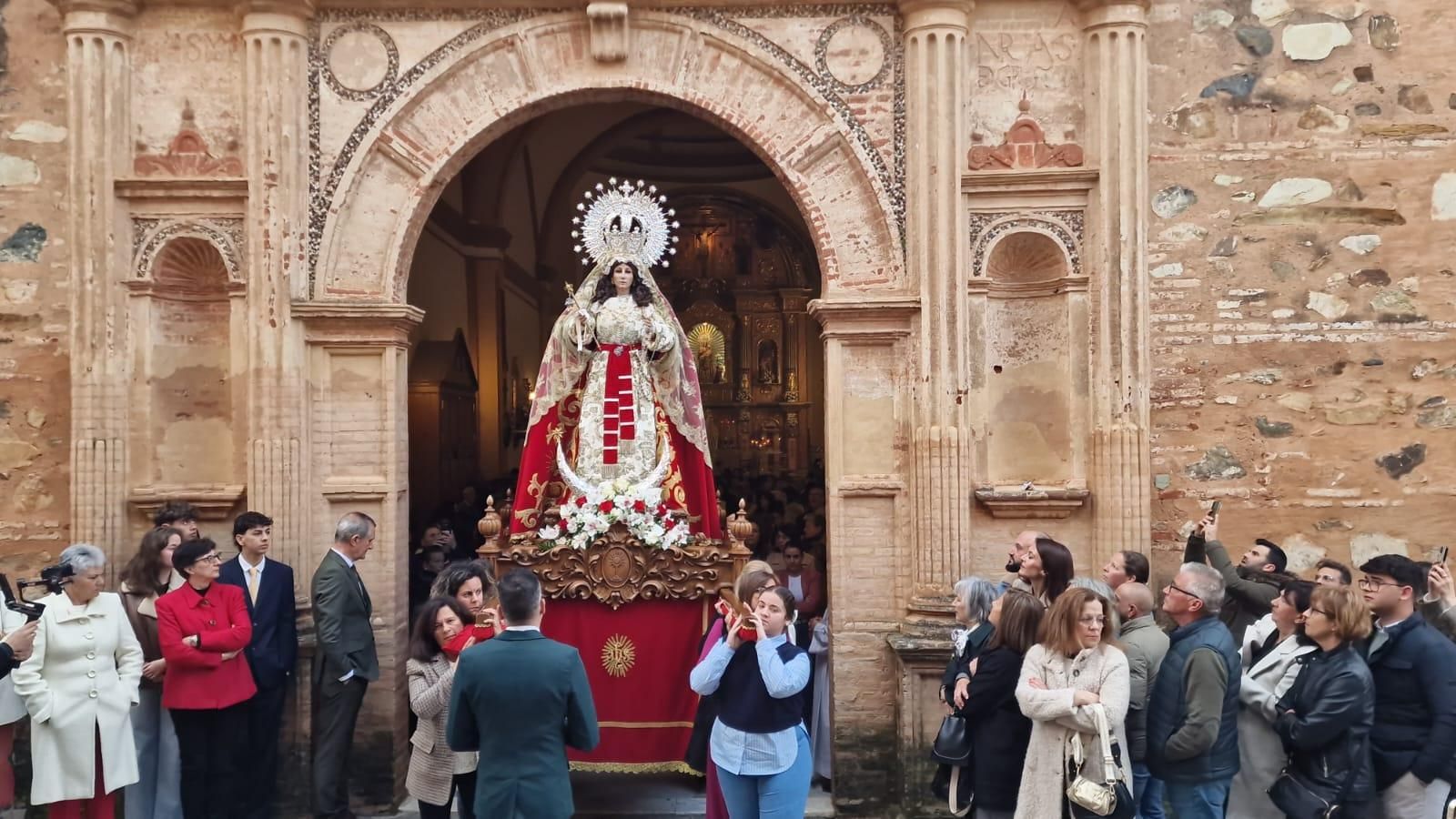 La Virgen de Albricias saliendo desde Parroquia de Santa María de Gracia. La Virgen de Albricias saliendo desde Parroquia de Santa María de Gracia.