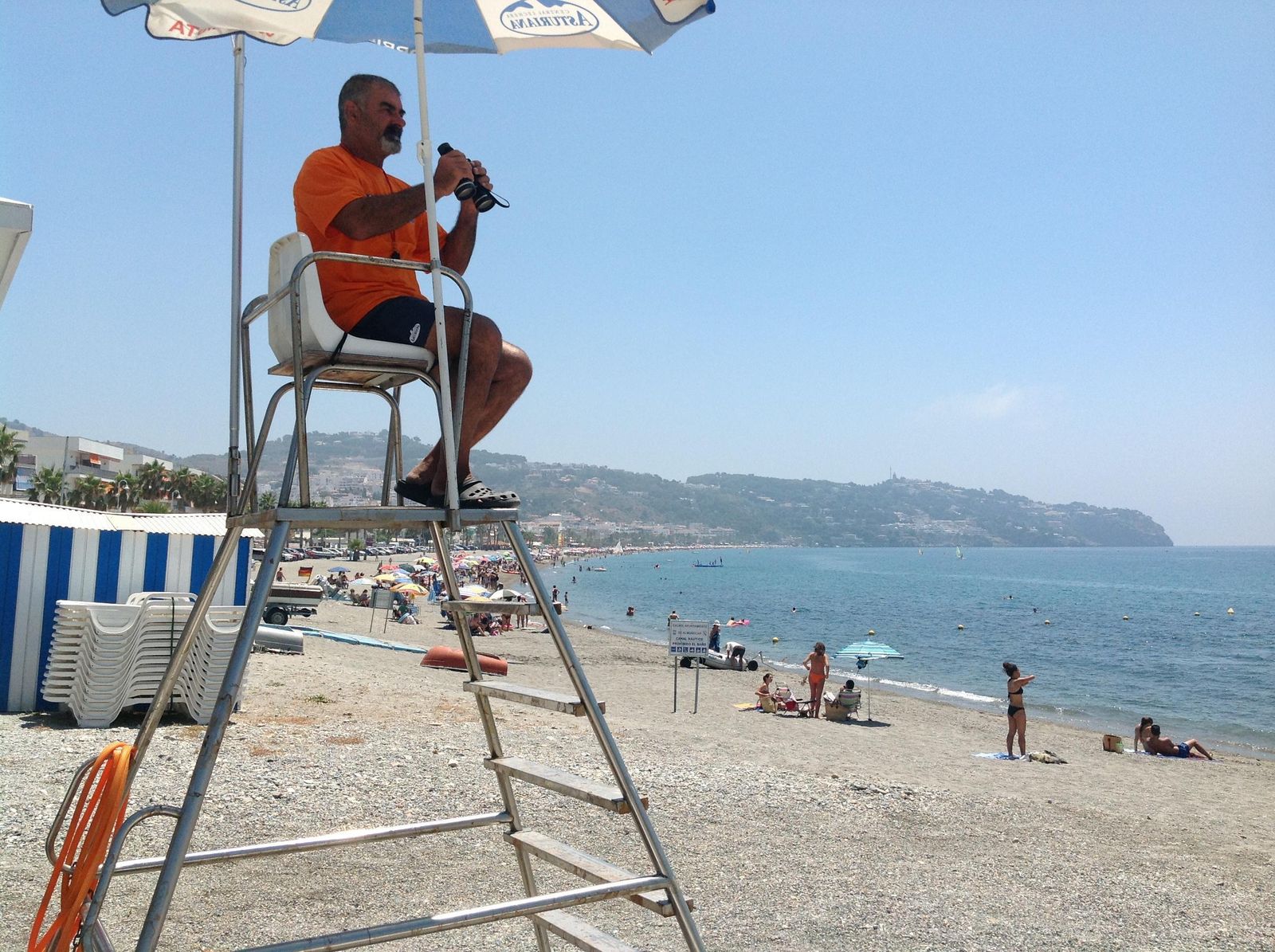 La intervención de los vigilantes de la playa es fundamental para localizar a los niños extraviados.