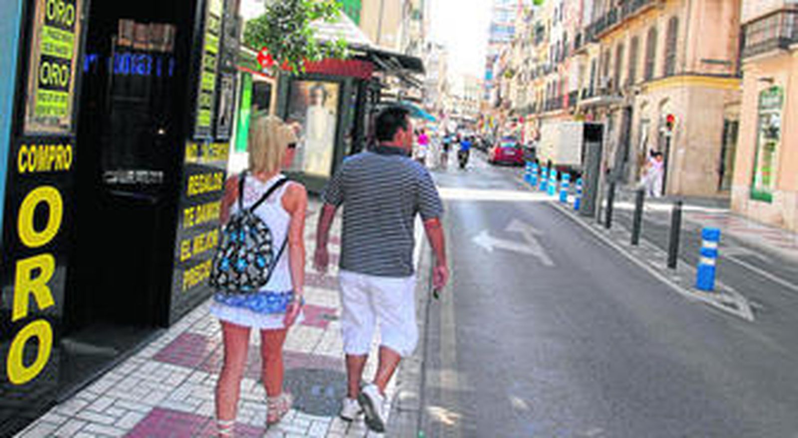 La calle Carretería es popular, entre otros motivos, por sus establecimientos de 'compro oro',  donde desprenderse no es gratis.