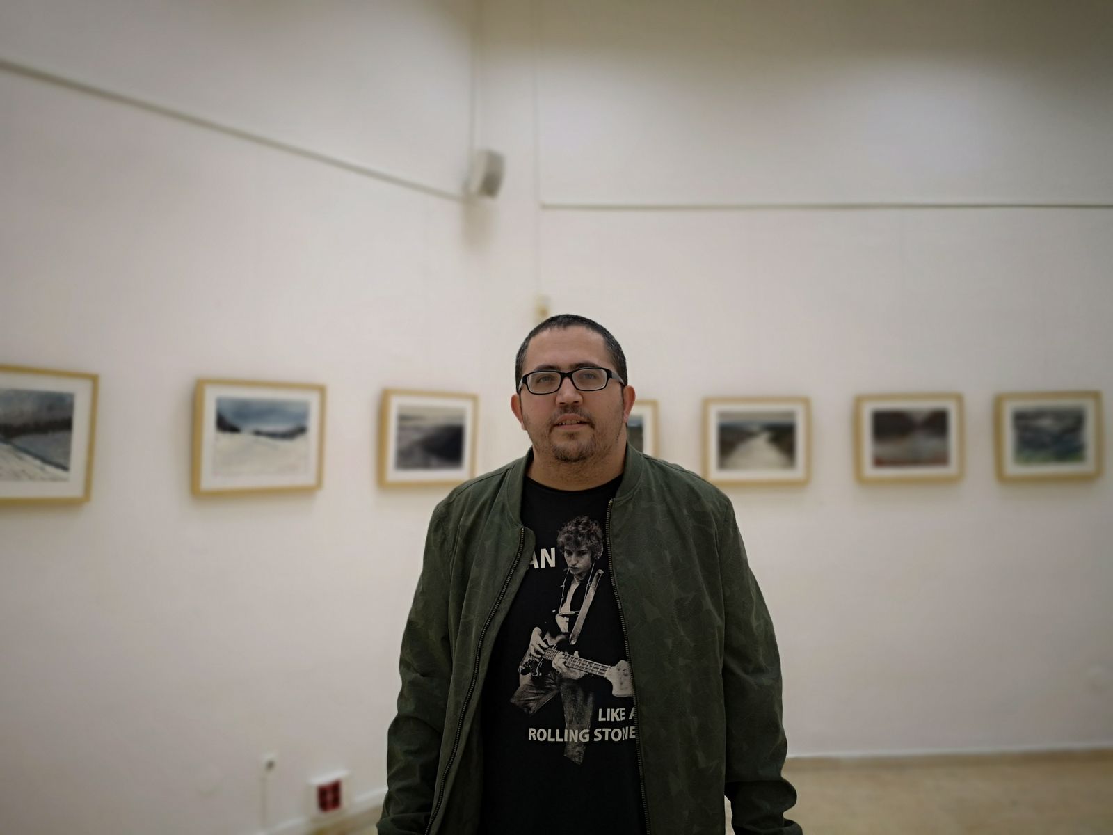 Juan Antonio Maldonado en la sala de exposiciones de la Biblioteca Villaespesa