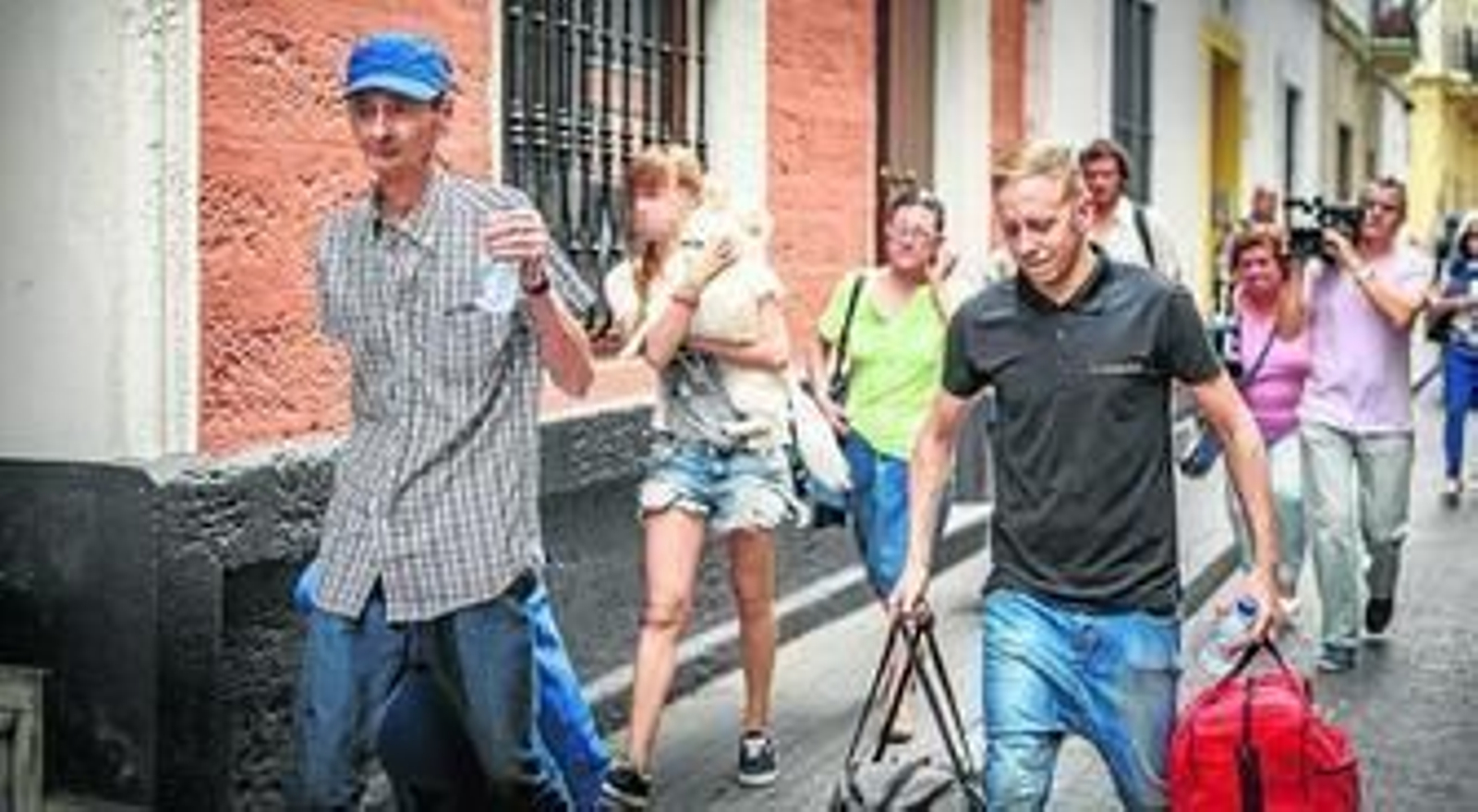 Antonio Moreno, Ana Benítez y dos de sus hijos seguidos por el alcalde justo en el momento de abandonar la vivienda con motivo del lanzamiento judicial.