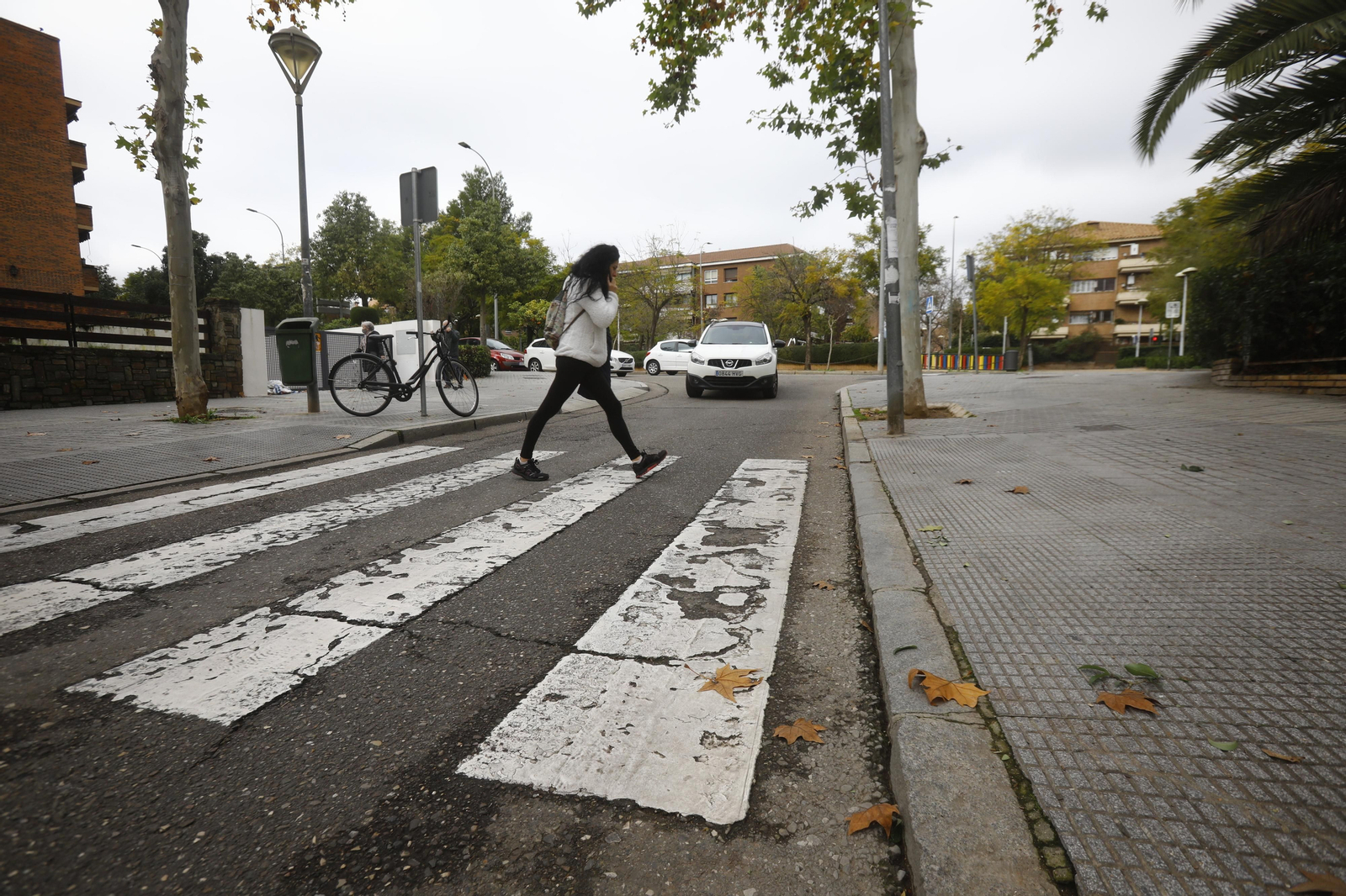 Imágenes de algunos de los pasos de peatones de Córdoba en los que se mejorará la accesibilidad