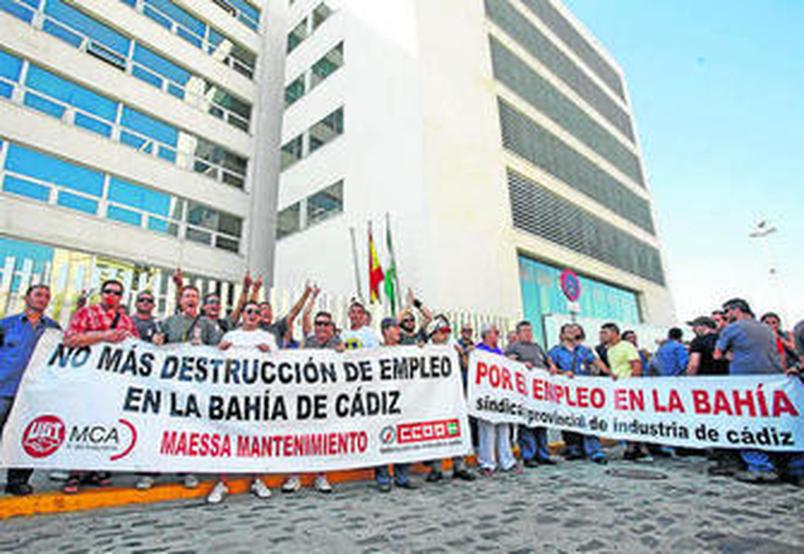 La protesta ayer, frente a la sede de la Delegación de Empleo.