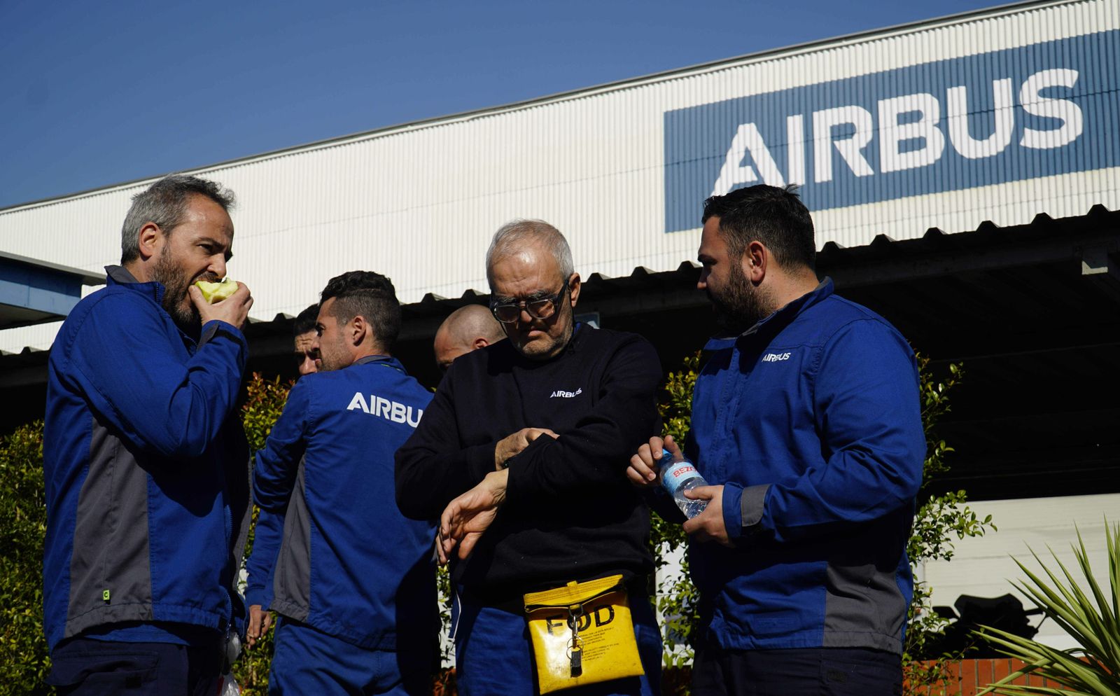 Varios trabajadores se preparan para concentrarse ante la puerta de la factoría de Airbus en Tablada.