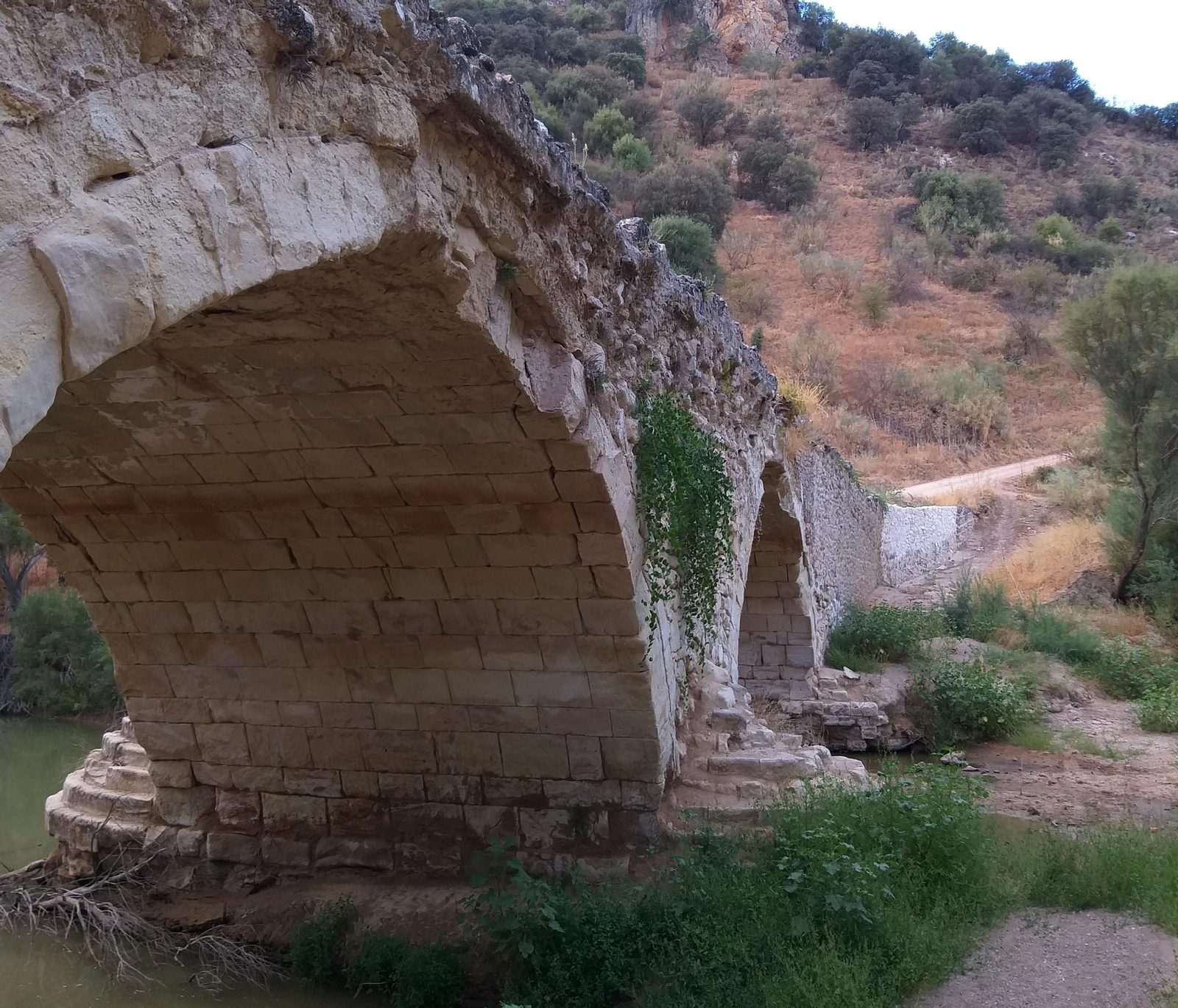 Puente Povedano, en Lucena, sobre el río Anzur.