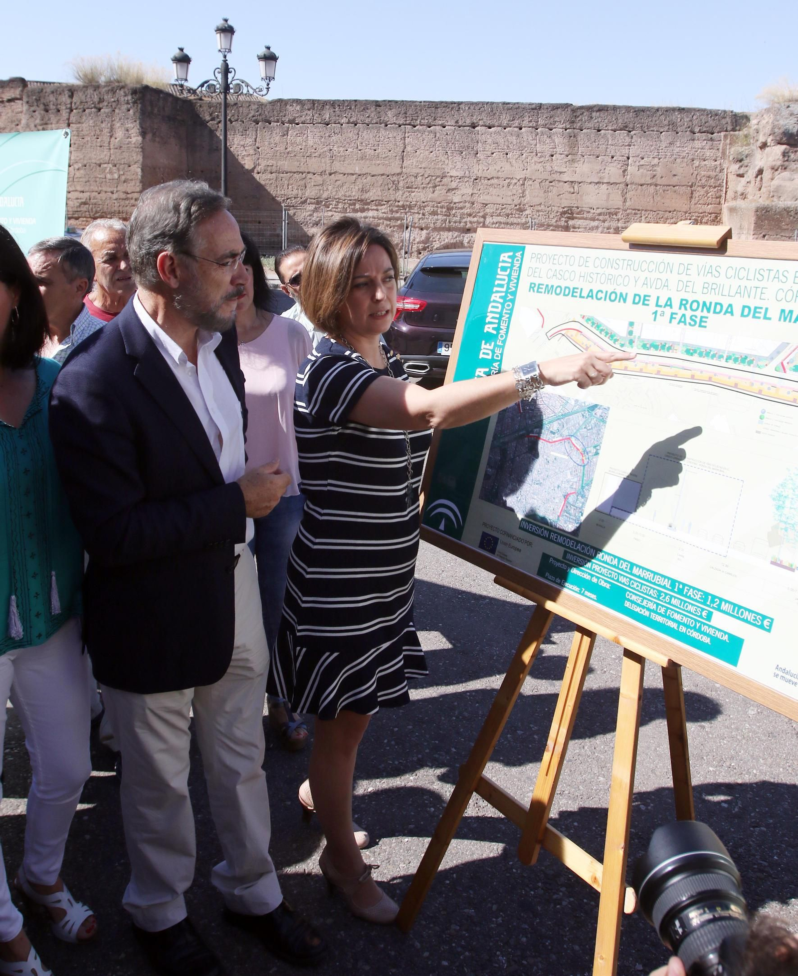 Felipe López e Isabel Ambrosio observan los paneles informativos sobre la obra.