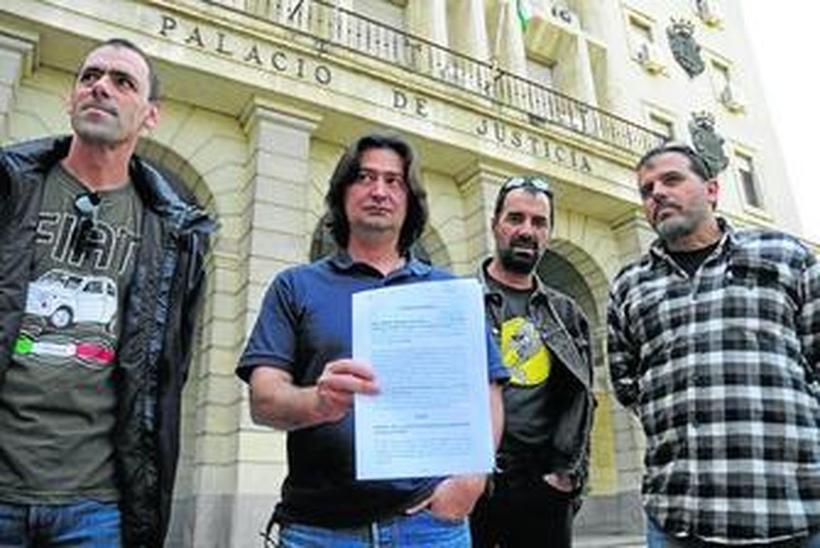 El secretario general del SPB, Juan Carlos Bernabé, sostiene la denuncia en los juzgados acompañado por sus colaboradores.