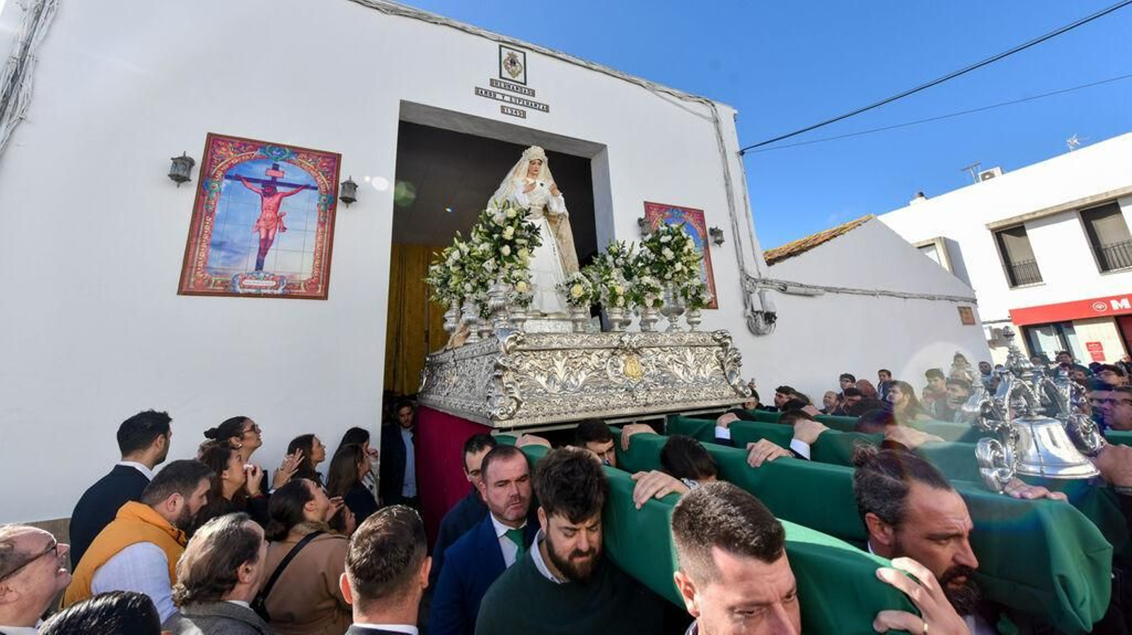 La Esperanza, en el momento de abandonar su Casa de Hermandad
